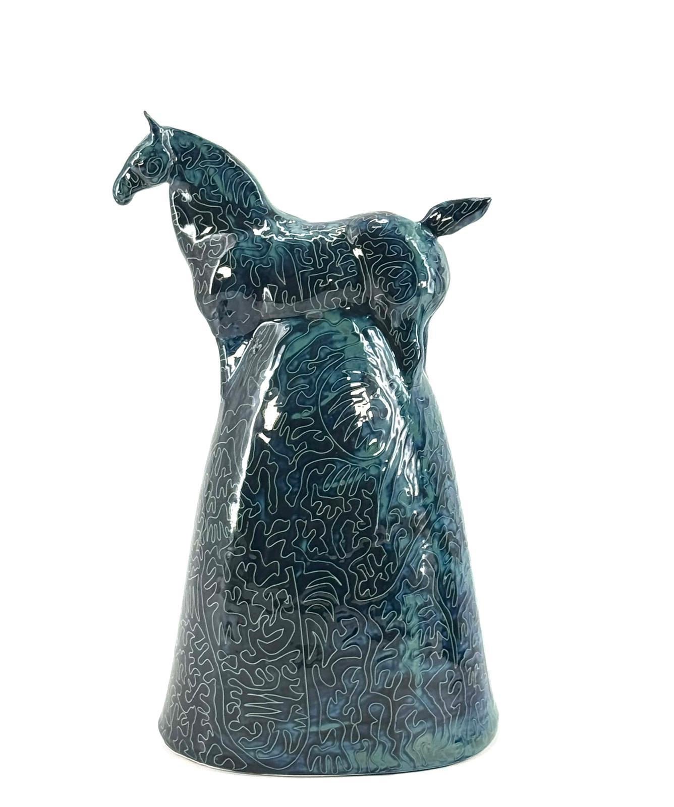 Das Stück ist eine einzigartige Darstellung eines Pferdes in einer modernen Form. Das Tier wird in behutsamer Handarbeit aus Ton hergestellt und von Hand bearbeitet. Alle Stücke von Mosche Bianche sind einzigartig, da sie ohne jegliche Form