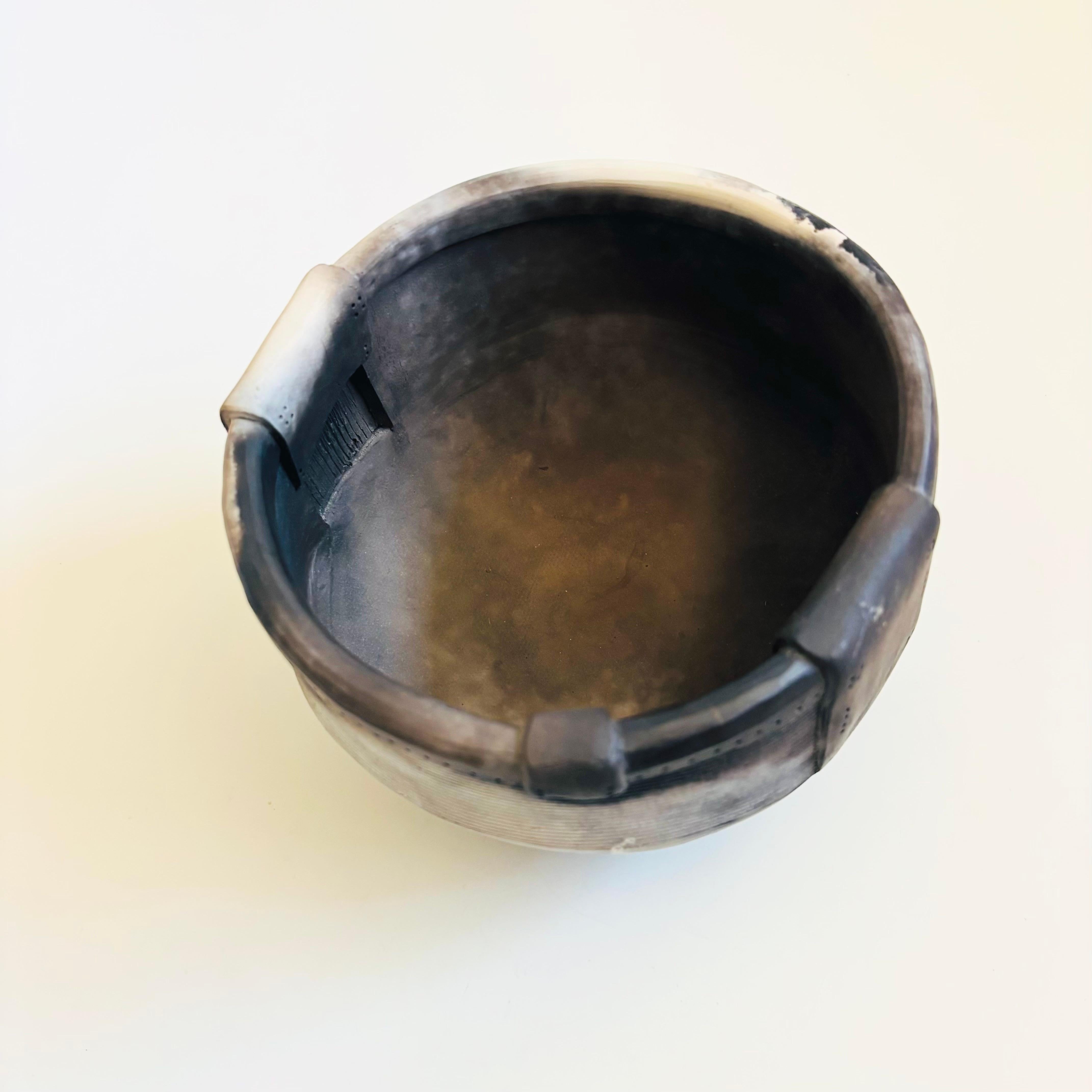 Un bol contemporain en poterie d'art raku de la céramiste Paula Shalan. Magnifique couleur contrastée noir et blanc avec des accents sculpturaux appliqués le long des côtés et du bord. Signé sur la base.


