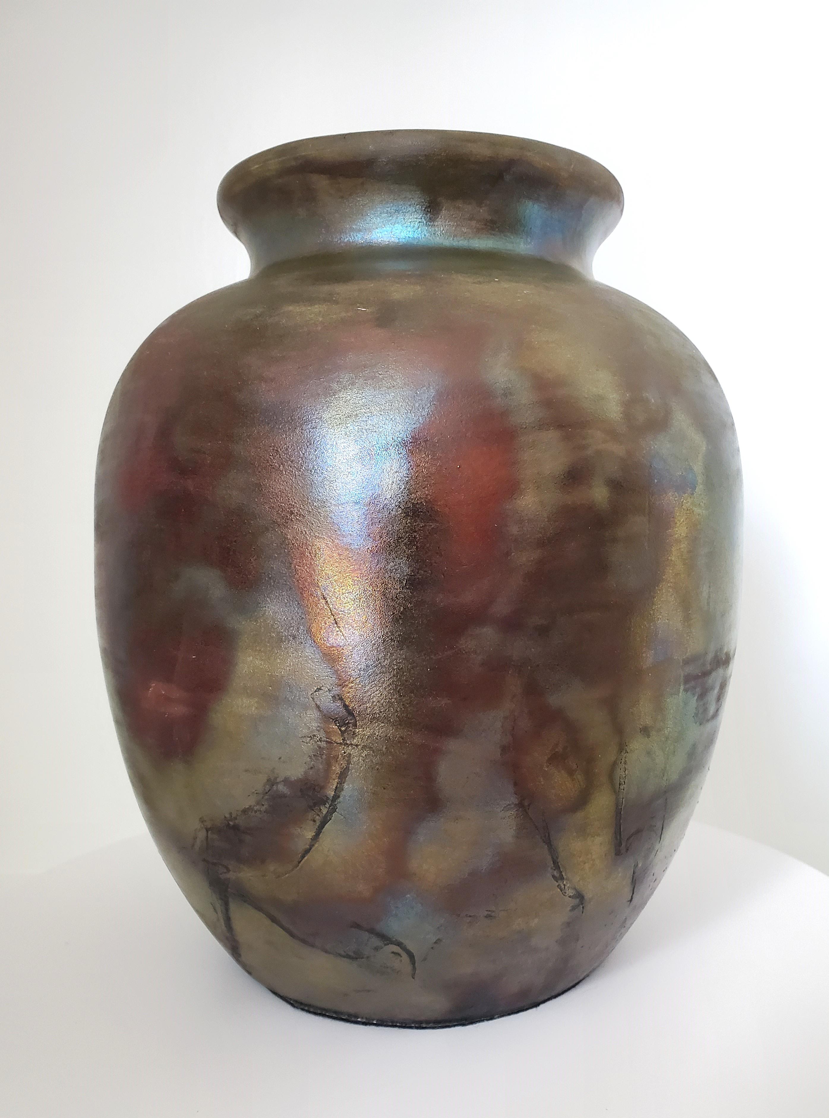 Ce vase en poterie raku émaillée de cuivre de NW Raku Gallery est un ajout étonnant à tout décor traditionnel ou moderne, tel que l'art déco, la modernité du milieu du siècle ou le style de la maison de ferme. Ce vase en poterie raku a été fabriqué