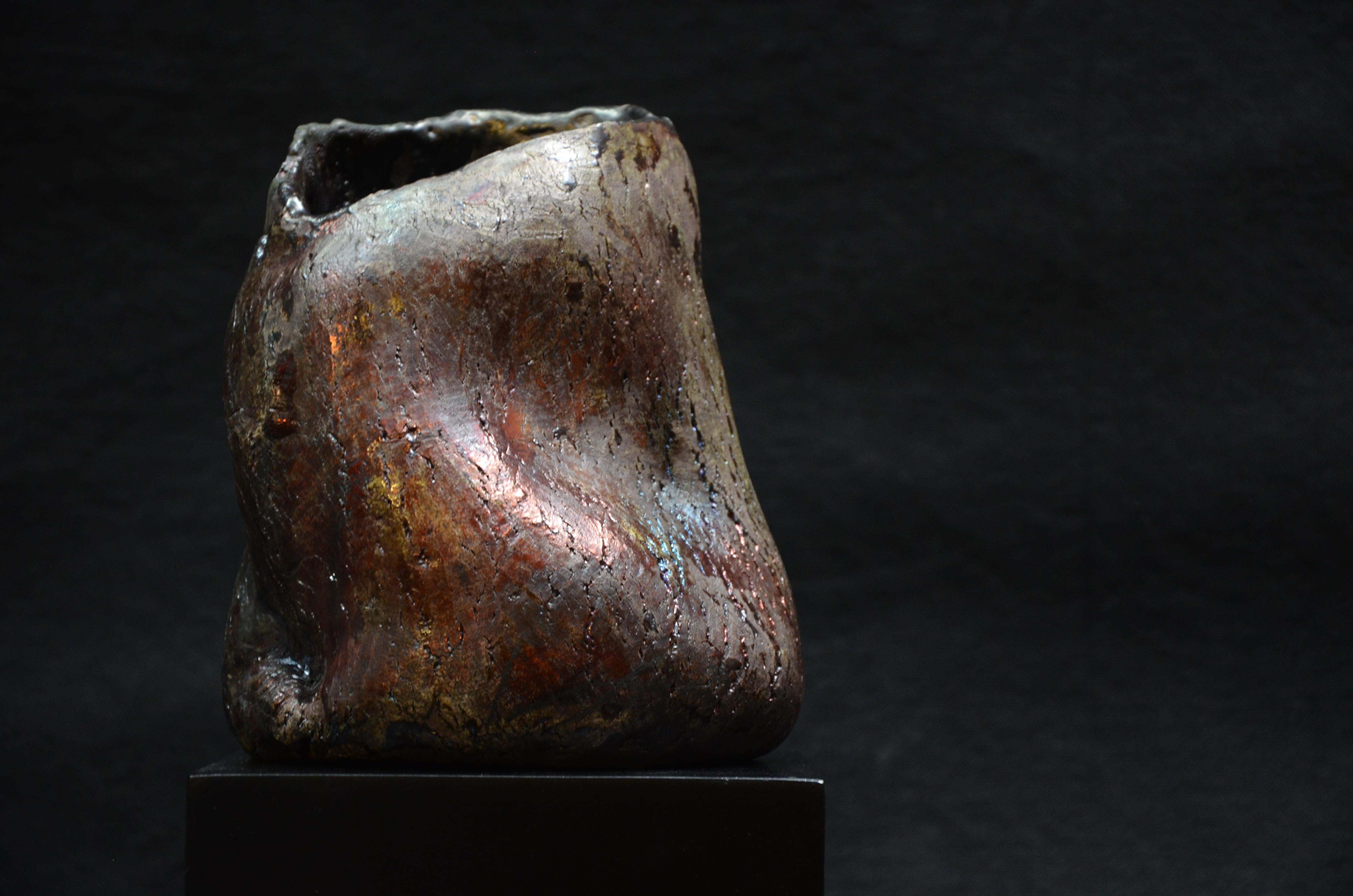 Sculpture de peau en raku par Vica Ceramica
Dimensions : D 12 x H 17,5 cm 
Matériaux : Haute température. Céramique.

VICA CERÁMICA-STUDIO est un studio de design et de sculpture établi à Mexico.
La poterie mexicaine de Vica se divise en deux