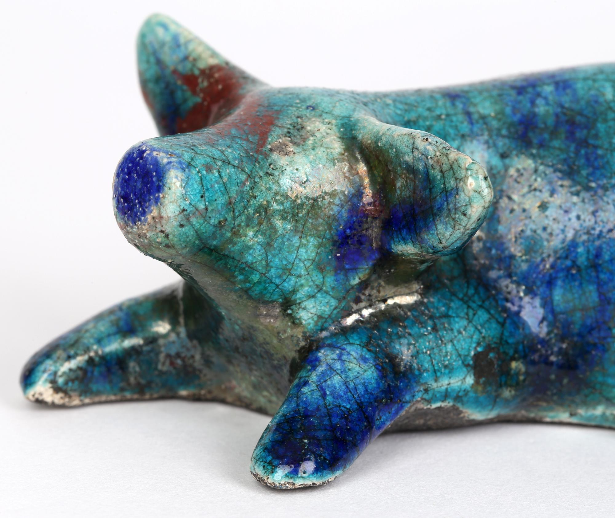 Fait main Figure de portrait de porc au repos en poterie d'atelier émaillée turquoise raku en vente