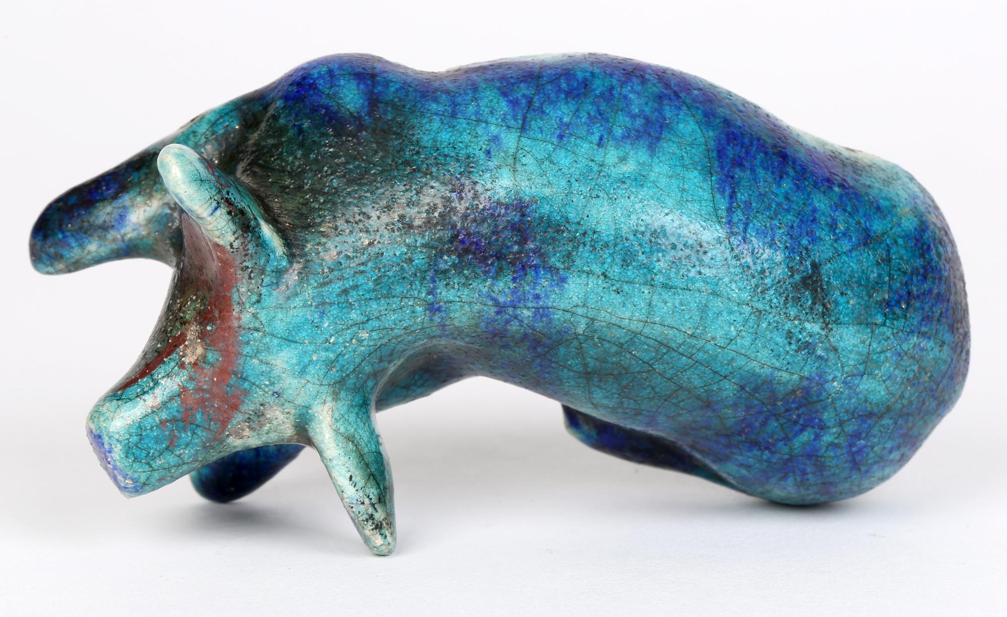 Céramique Figure de portrait de porc au repos en poterie d'atelier émaillée turquoise raku en vente