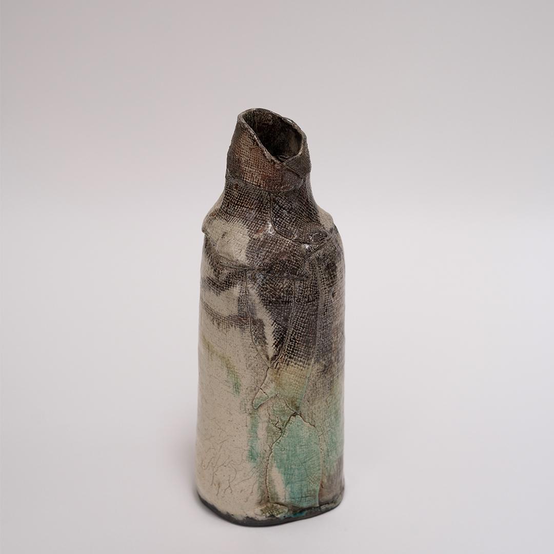 Un vaso Raku in stile giapponese. Il raku è uno stile di ceramica, praticato per la prima volta nel 1500, caratterizzato dalla rimozione di un oggetto in argilla dal forno al culmine della cottura, facendolo raffreddare molto rapidamente.