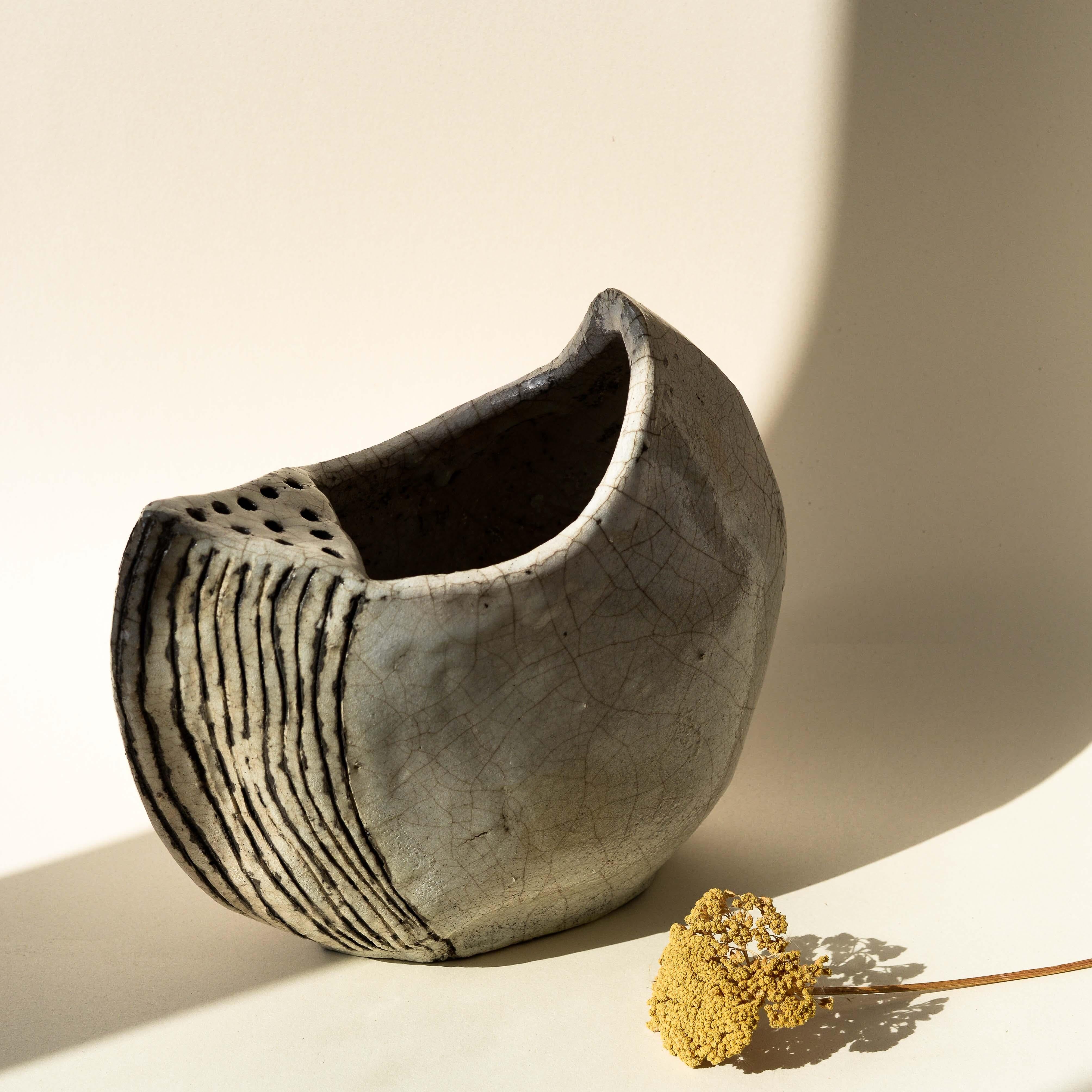 Vase Raku moderne du milieu du siècle dernier en céramique blanche et noire en vente 1