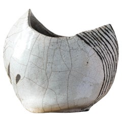 Raku Vase aus weißer und schwarzer Keramik aus der Mitte des Jahrhunderts