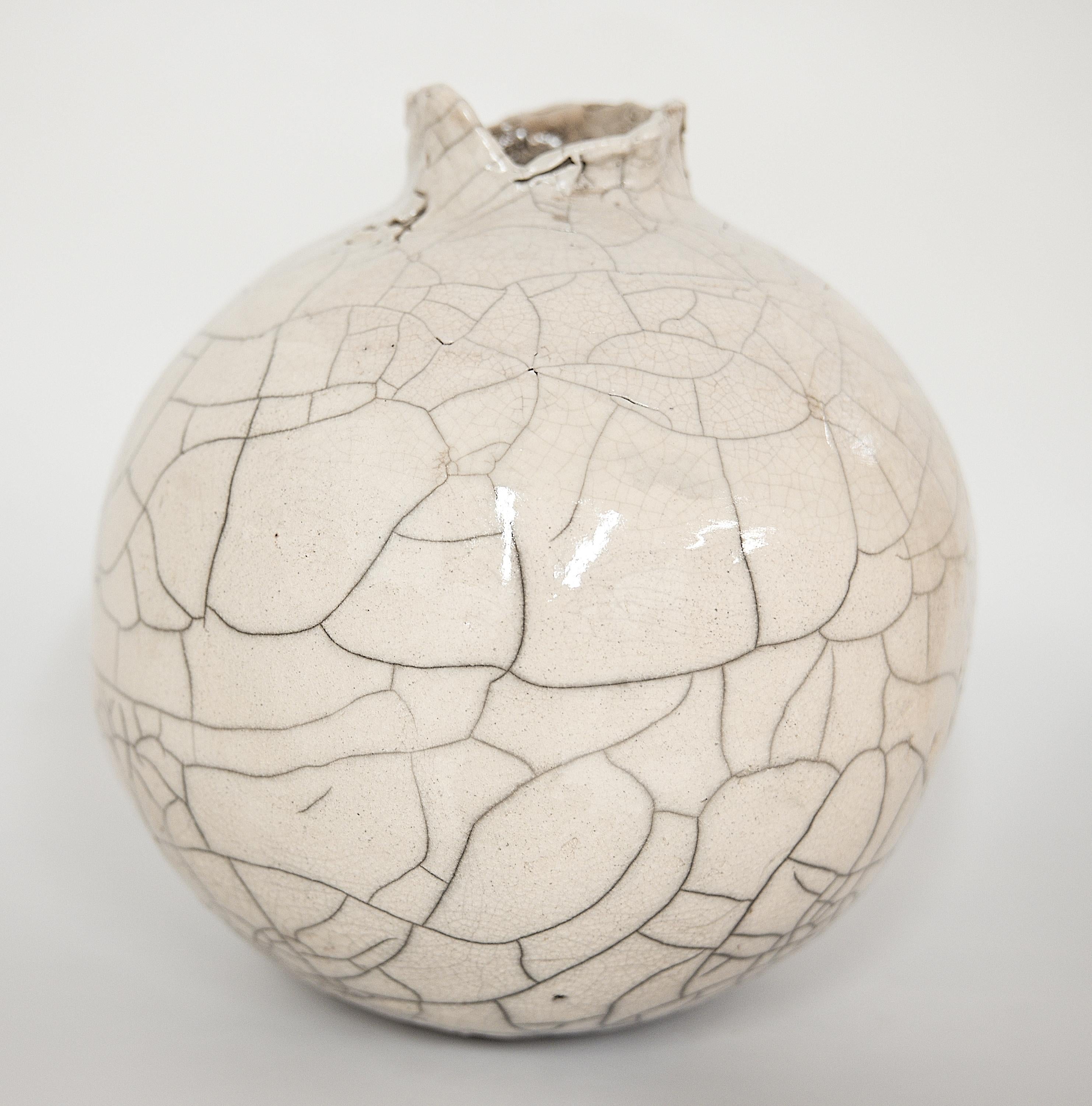 Diese einzigartige White Crackle Raku Moon Vase wird mit der RAKU-Technik gebrannt. Die cremefarbene Craquelé-Glasur sorgt für eine besondere Ästhetik, aber sie ist nicht wasserdicht, so dass eine Unterlage für die Aufbewahrung von Wasser zum