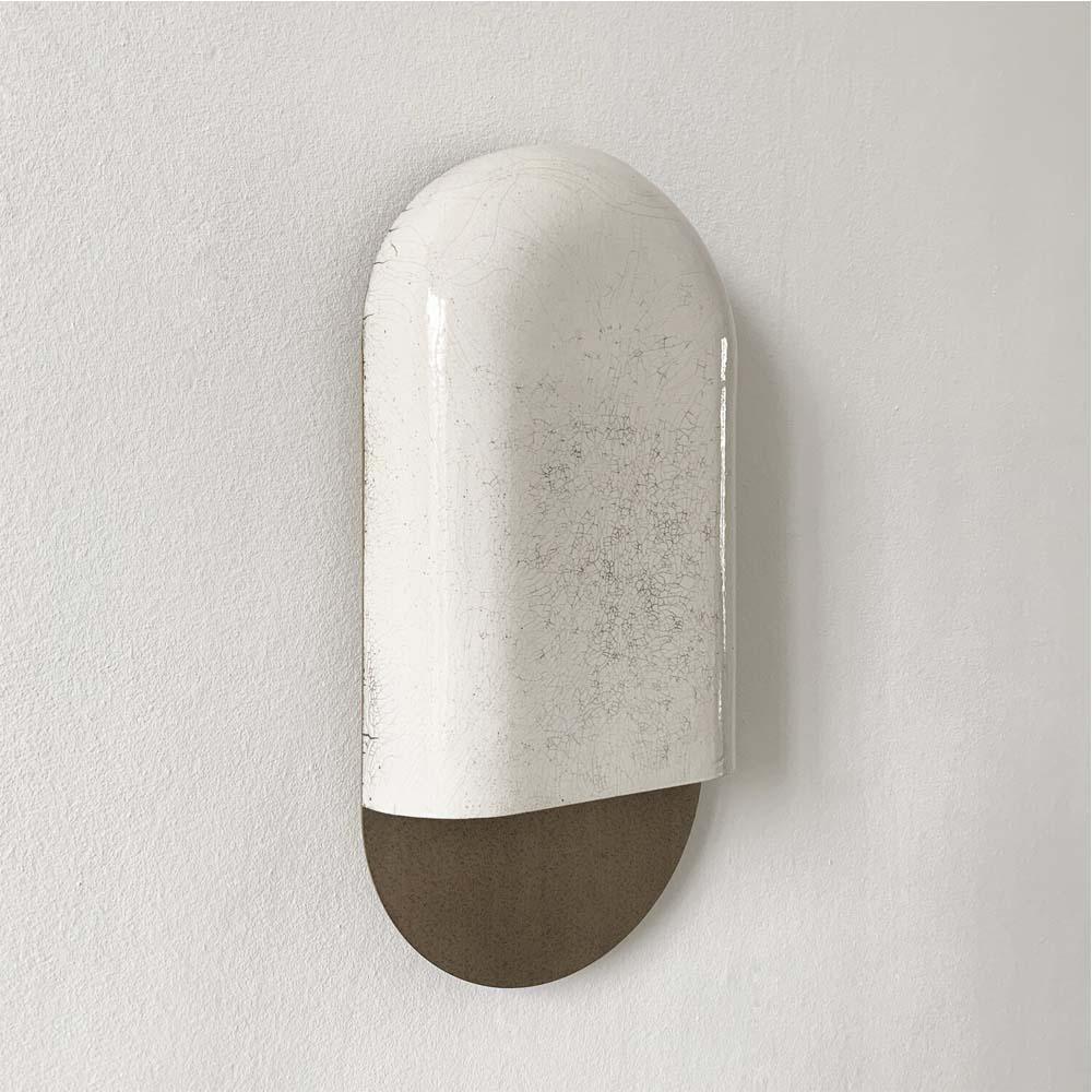 A sconce in raku reflecting the Japanese minimalistic phylosophy
This sconce made in Japanese ceramic (raku) and brass reminds the Art Deco influence of its designer Emmanuelle Simon with its round and angular lines. This piece is a celebration of