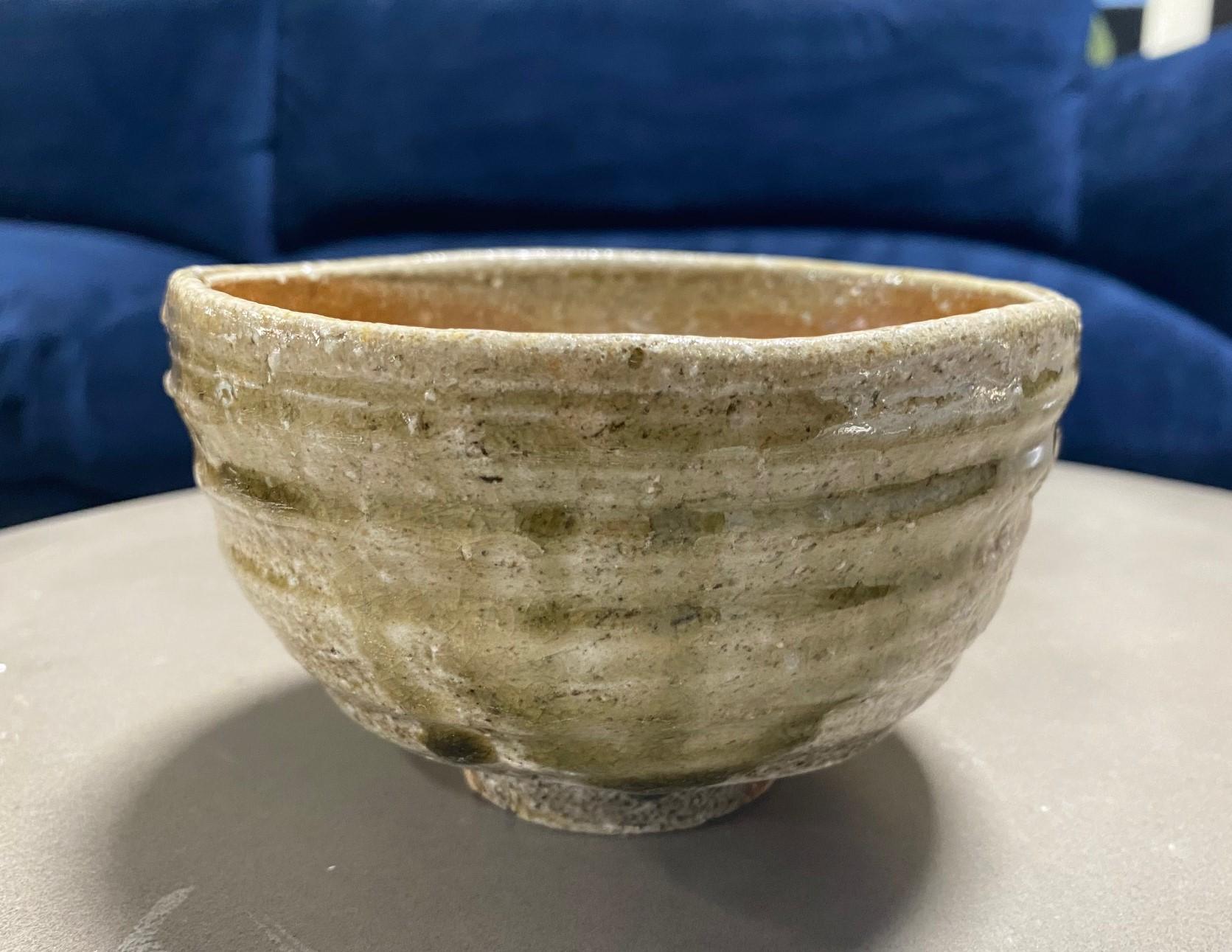 A stunning Shigaraki ware pottery chawan tea bowl by famed Japanese master potter the 3rd Rakusai Takahashi. The bowl features a beautiful, unique natural organic ash glaze with wonderful shifts in color and texture. 

Rakusai Takahashi III
