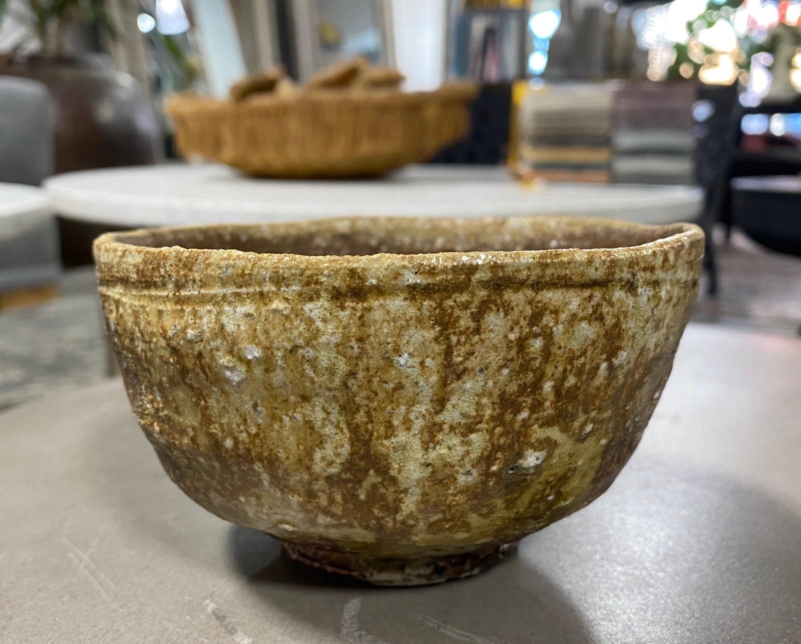 A stunning Shigaraki ware pottery chawan tea bowl by famed Japanese master potter the 3rd Rakusai Takahashi. The bowl features a beautiful, unique natural organic ash glaze with wonderful shifts in colour and texture. 

Rakusai Takahashi III