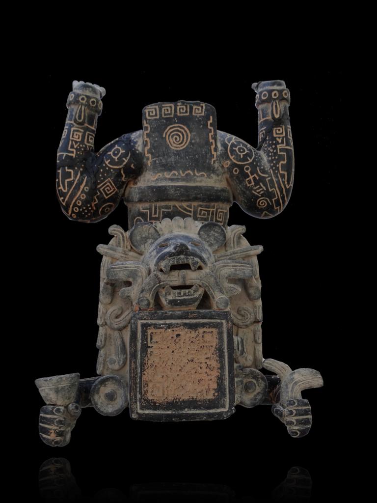 Raúl Cerrillo Figurative Sculpture – Gott des Honey: Melipona Biene (Lehmkeramik Prehispanic Contemporary Mexican)