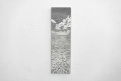 Spettacolare panorama nuvoloso sul mare, disegno marittimo verticale in grafite monocromatica