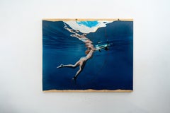 Reflektierte Surferin, tiefblaues figuratives Unterwasser-Sportgemälde, Original