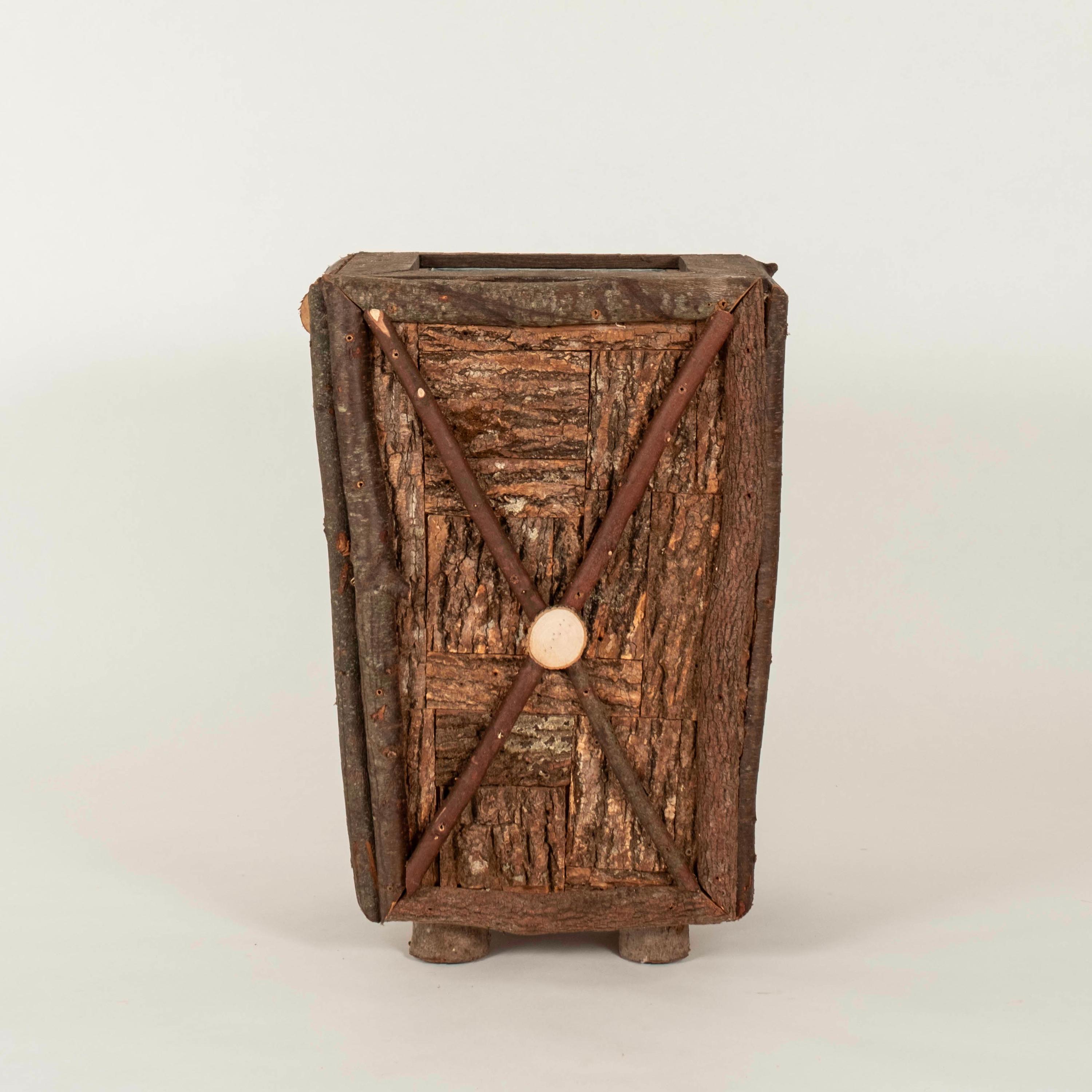 Raleigh Adams Artisanal Large Trophy Woodlands Planter Box In Good Condition For Sale In Houston, TX