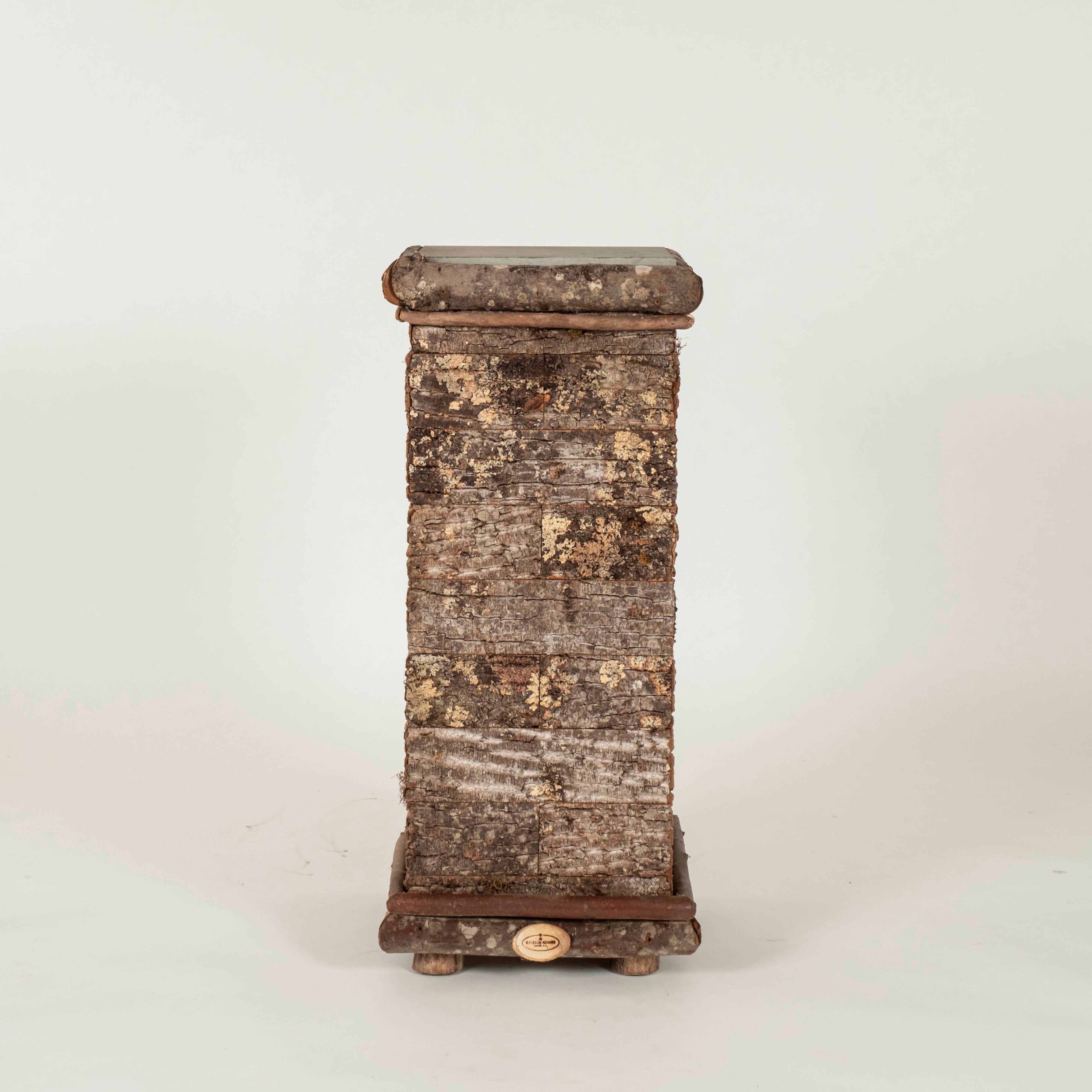 Americano Piedistallo alto in legno di Raleigh Adams con piano in ardesia in vendita