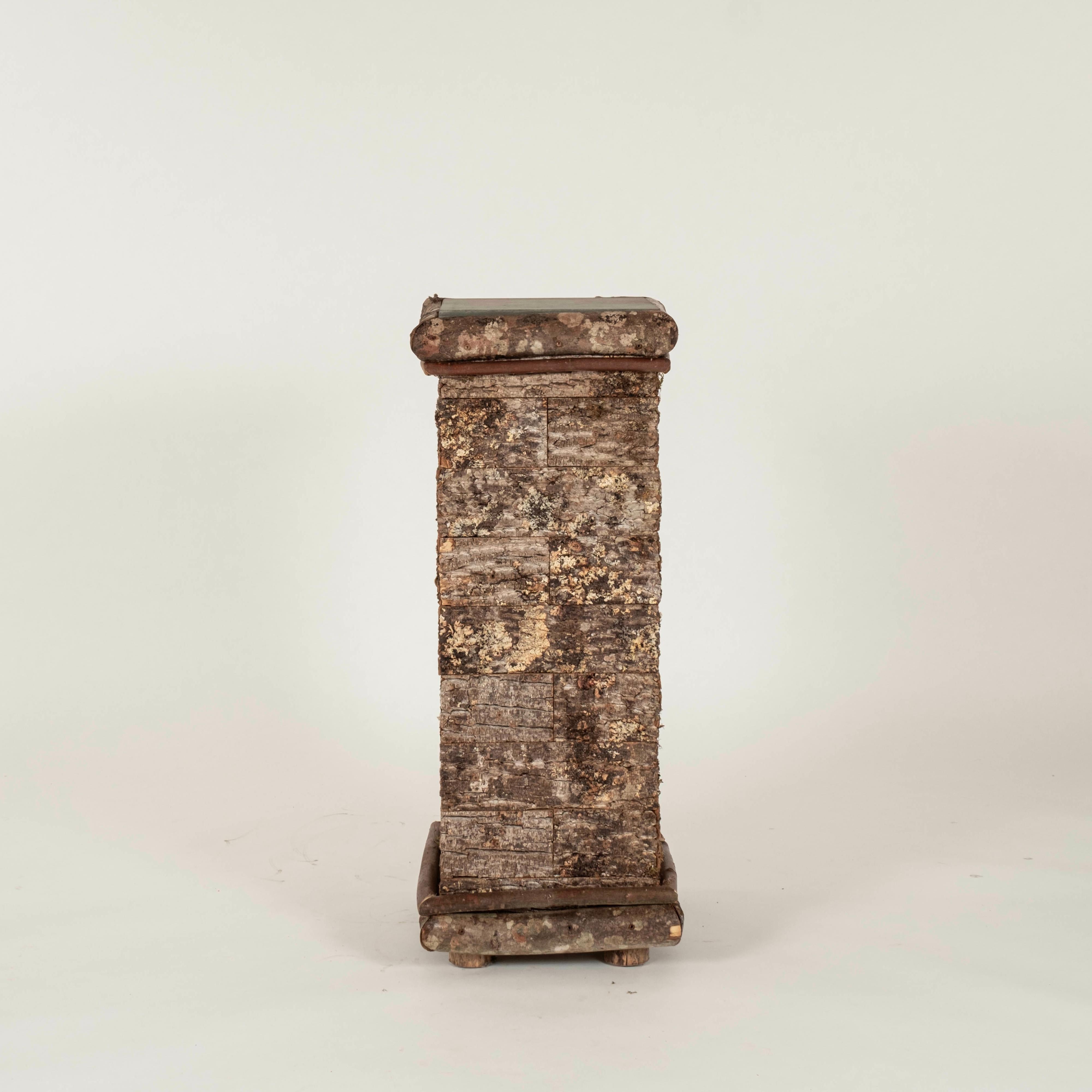 Galvanizzato Piedistallo alto in legno di Raleigh Adams con piano in ardesia in vendita