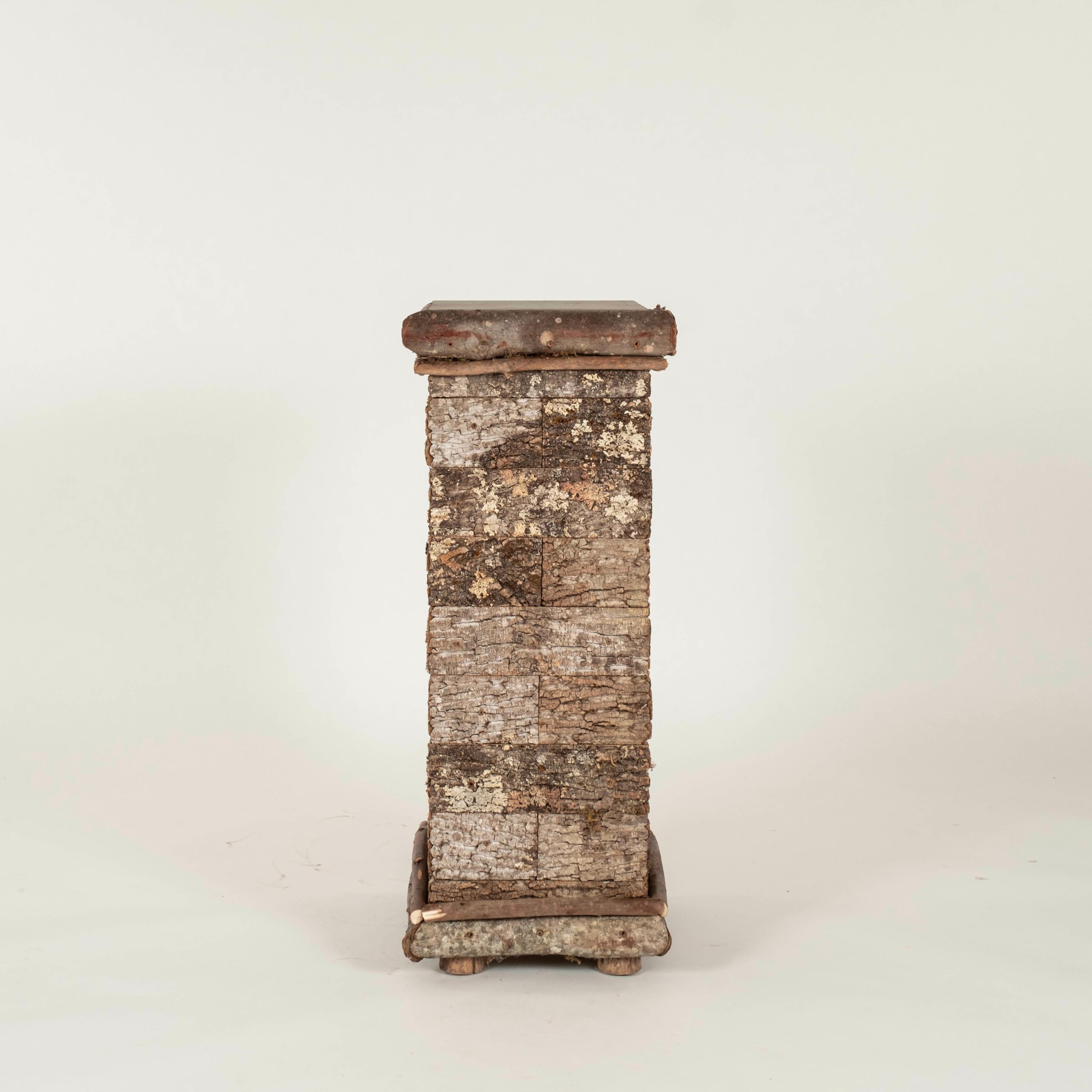 XXI secolo e contemporaneo Piedistallo alto in legno di Raleigh Adams con piano in ardesia in vendita