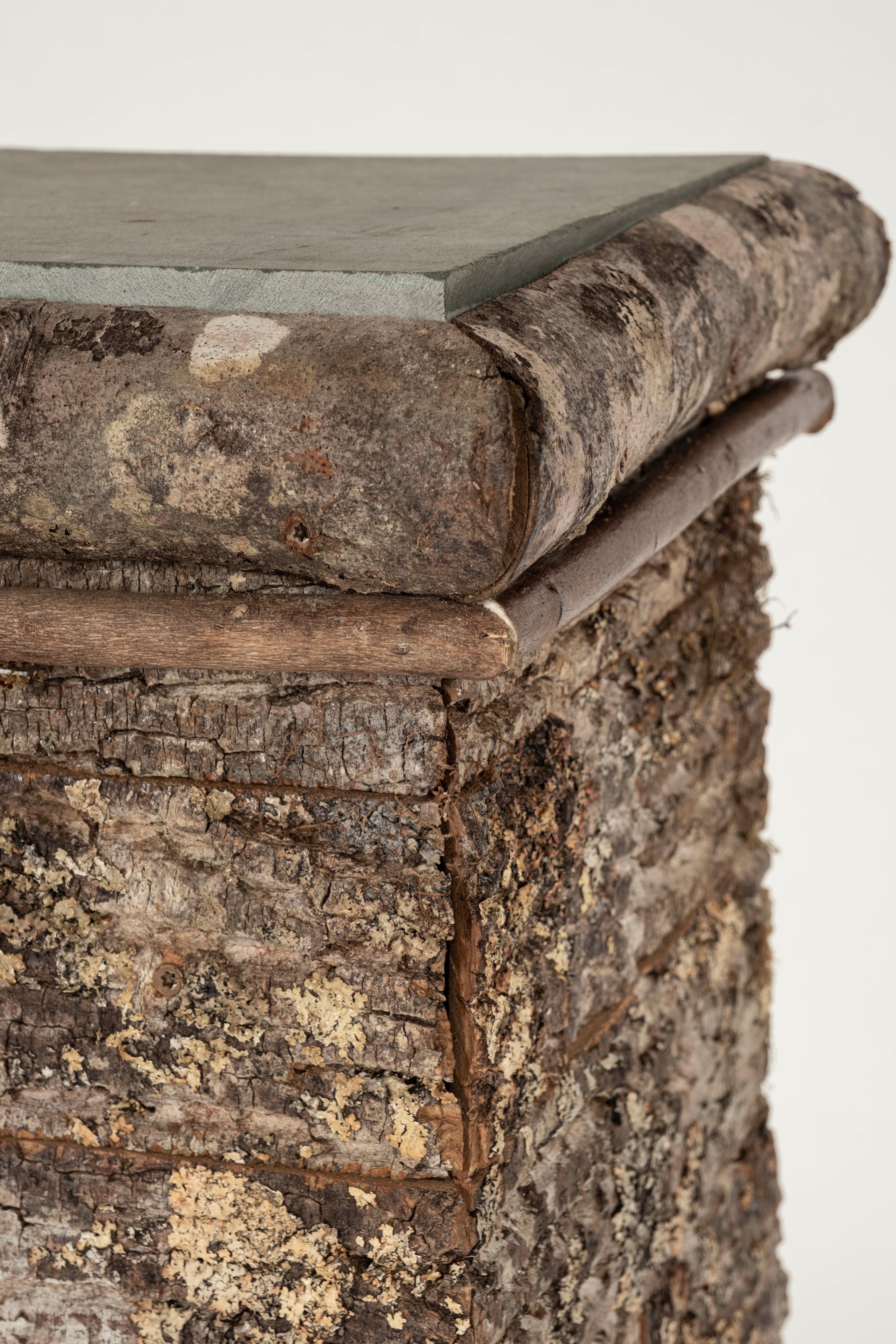 Legno Piedistallo alto in legno di Raleigh Adams con piano in ardesia in vendita