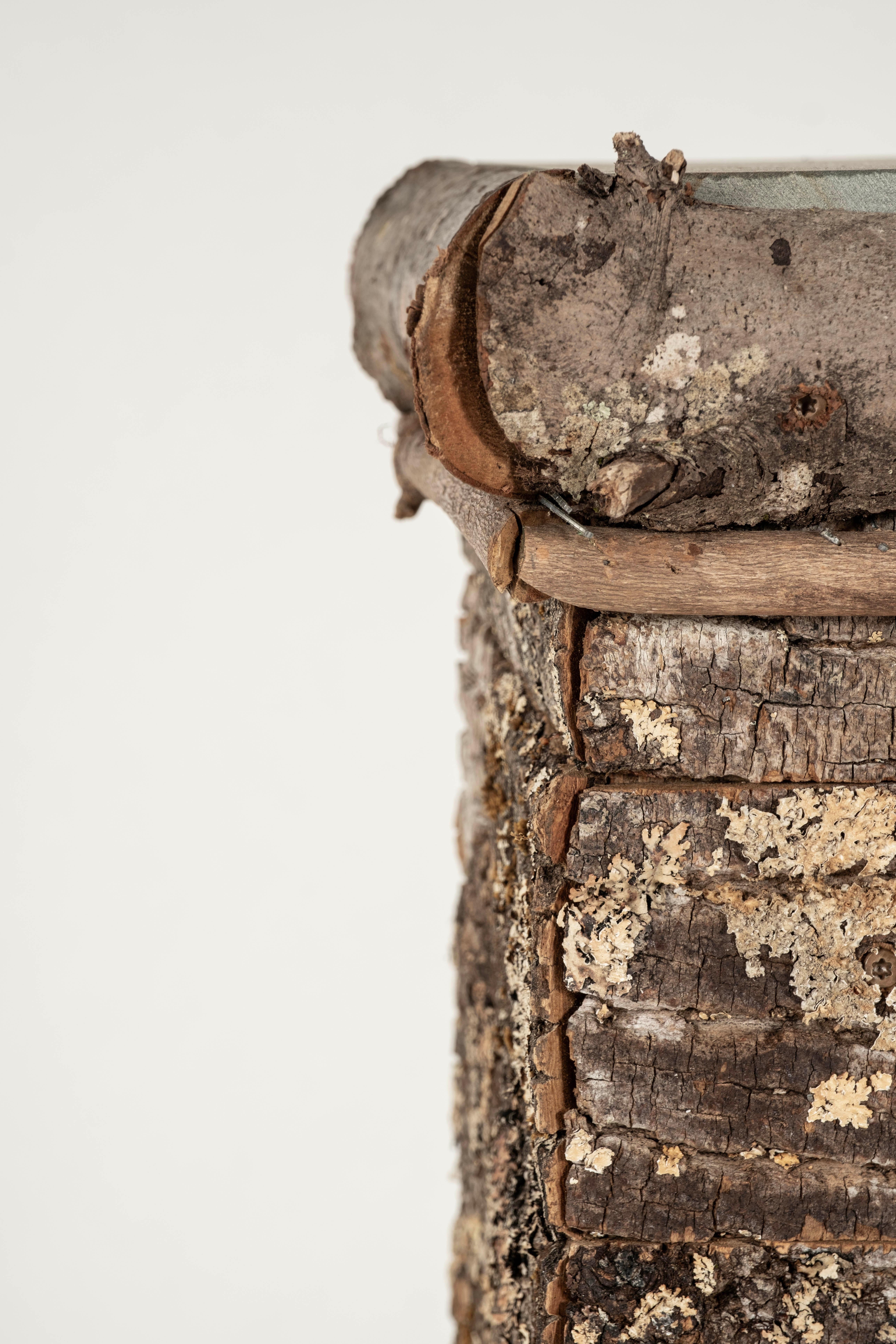 Piedistallo alto in legno di Raleigh Adams con piano in ardesia in vendita 1