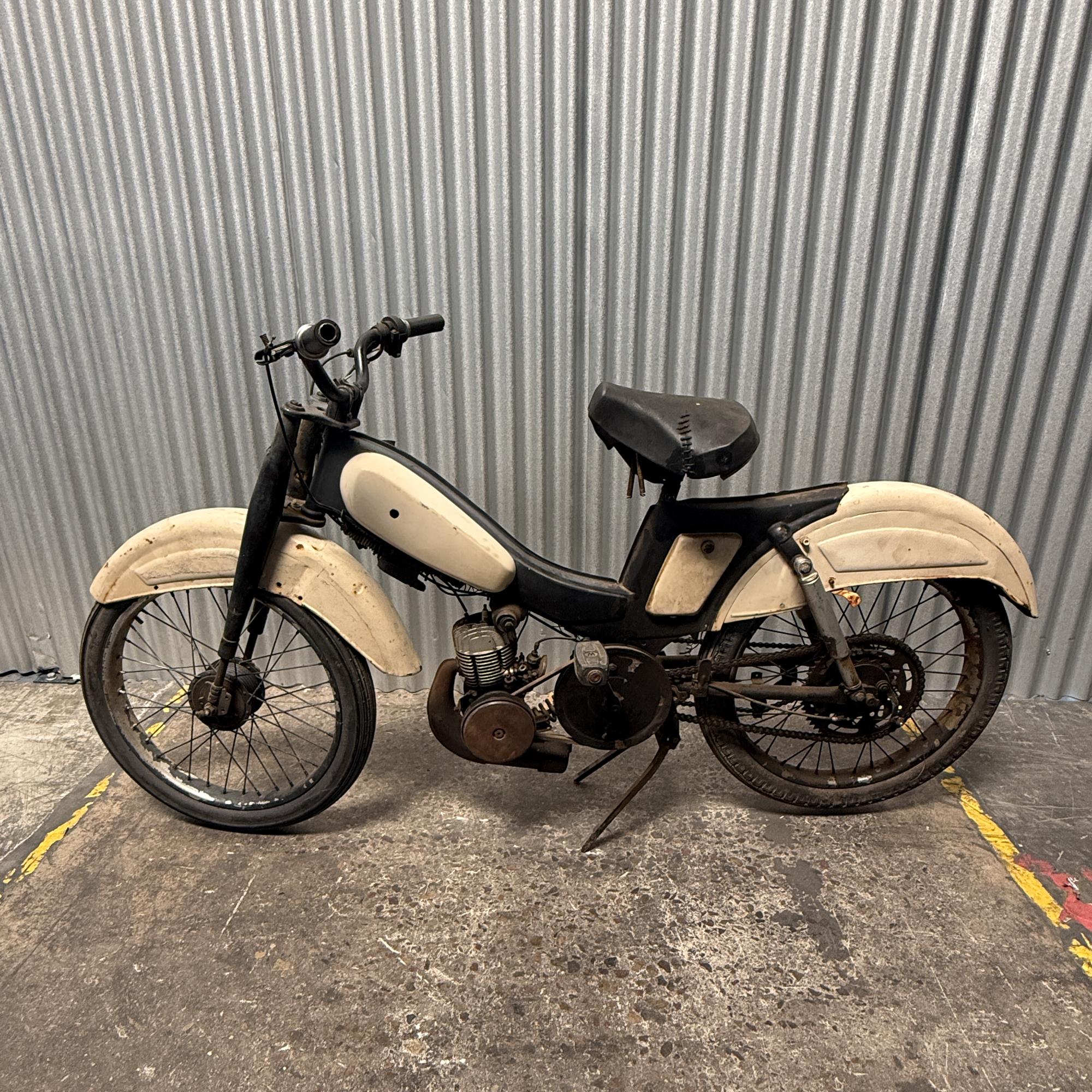 Für Ihre Betrachtung, ein Vintage Raleigh Rm4 49cc Moped Mid-Century Modern 1964.
Der britische Fahrradhersteller wurde 1885 gegründet und ist eines der ältesten und größten Fahrradunternehmen der Welt. 
. 
Original Vintage unrestaurierte Patina.