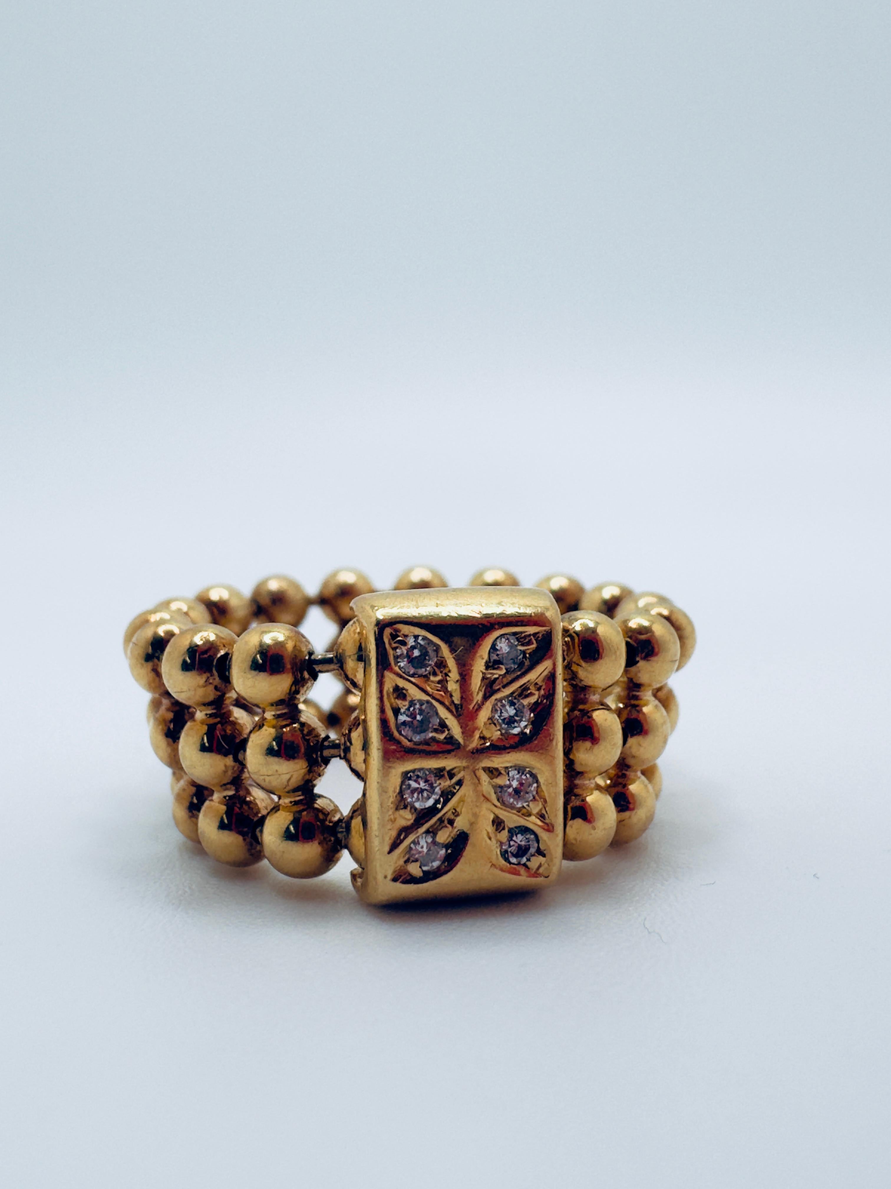 Questo sofisticato anello è finemente realizzato in oro giallo 18 carati, per offrire brillantezza e qualità duratura. Il design è caratterizzato da una forma distintiva in stile Ralein, che misura 9 mm nel punto più largo e si assottiglia