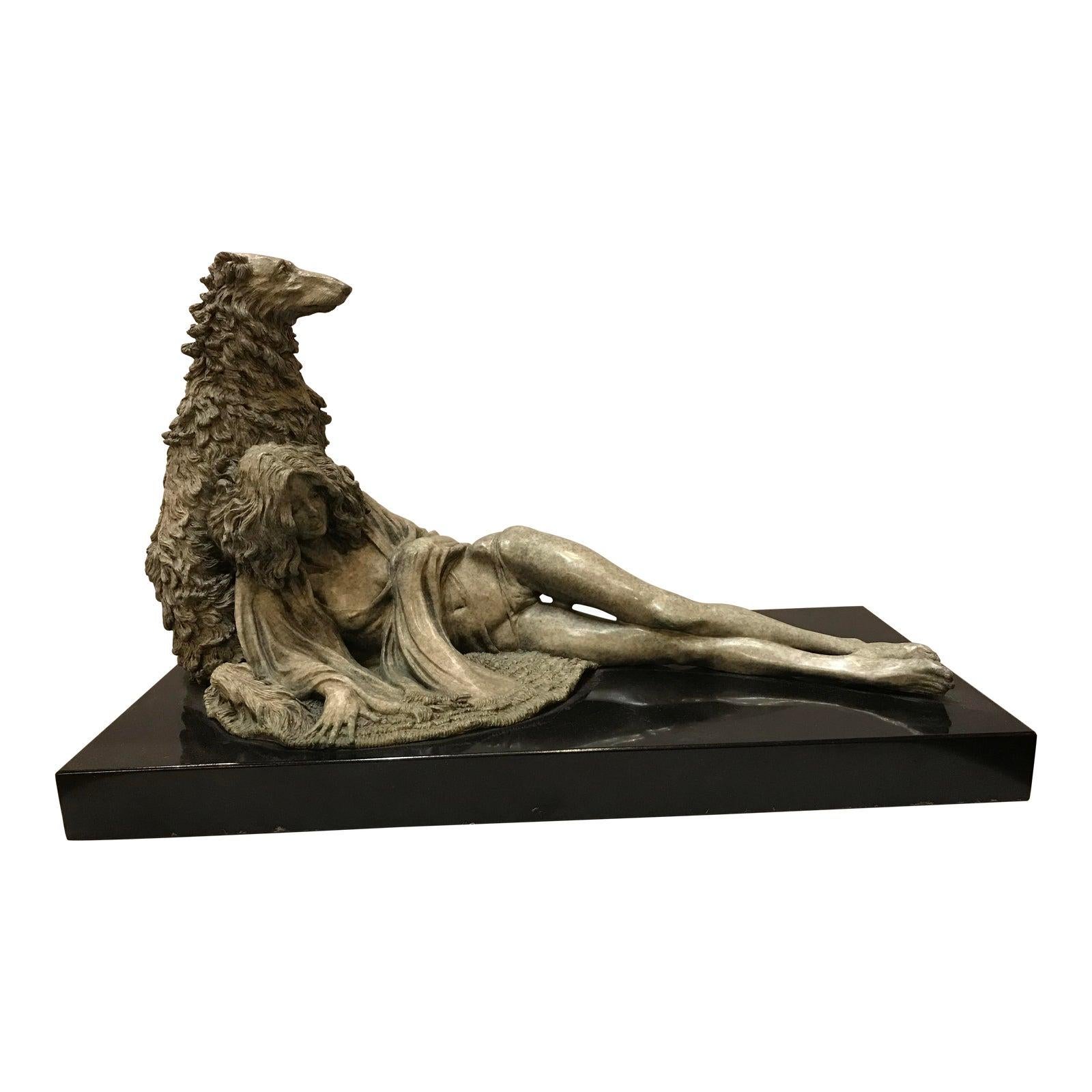  Sculpture en bronze d'une femme avec le chien Scottish Deer Hunter bronze patiné vert
Debout sur une pierre de granit noir de la taille du stand
L'extraordinaire maîtrise technique de Massey accentue la combinaison inhabituelle d'images dans son