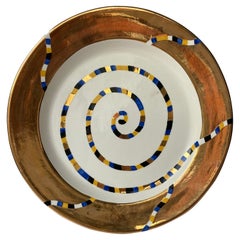 Caricatore/piatto grande in ceramica/terracotta di Ralph Bacerra con smalto oro, firmato