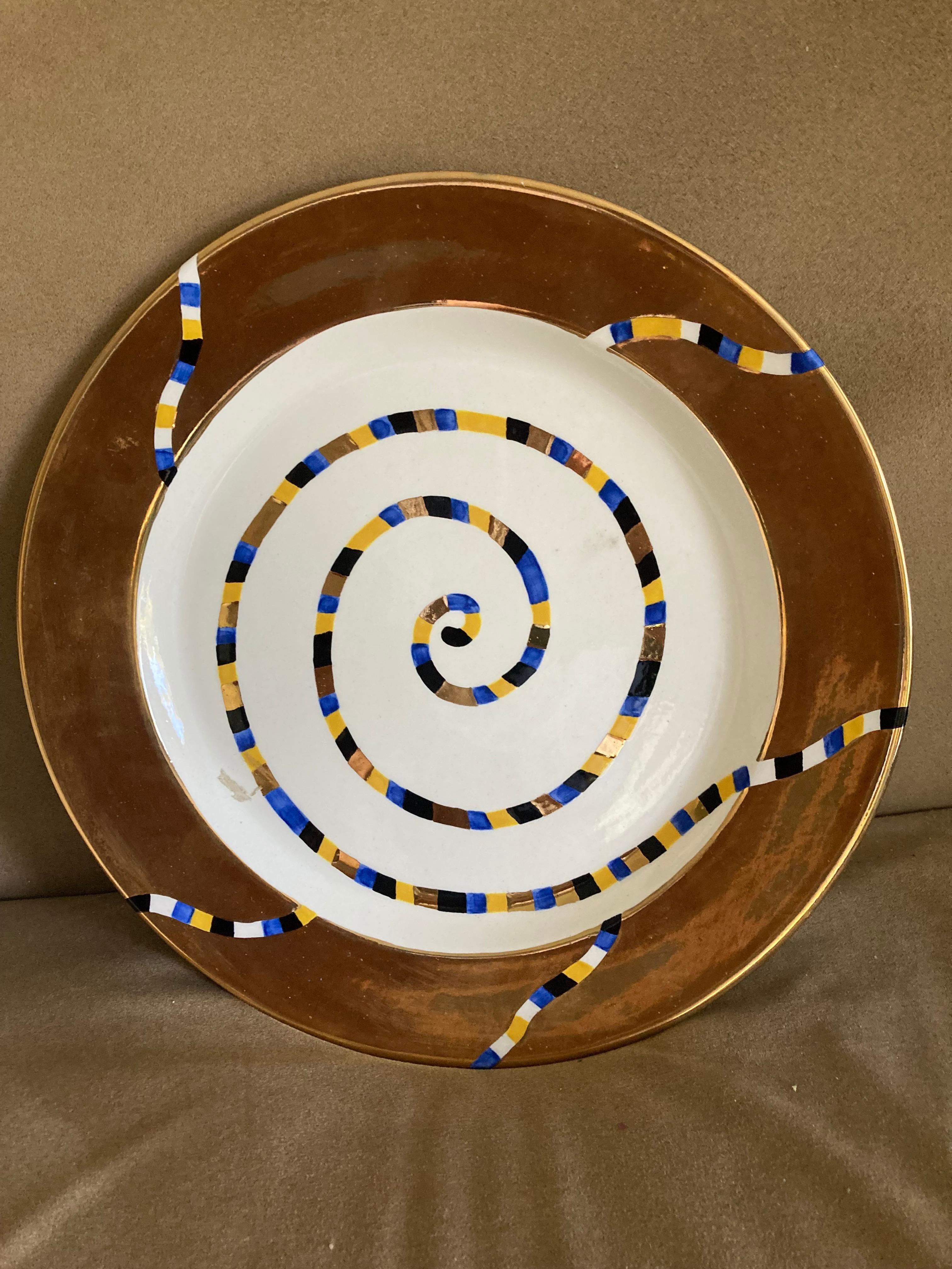 Si tratta di un incredibile campione del grande oro e dei molteplici smalti e motivi sperimentali del grande ceramista Ralph Bacerra. An He ha realizzato molte mostre personali e, come questo pezzo, è stato commissionato per il LACMA, nel 1996, come