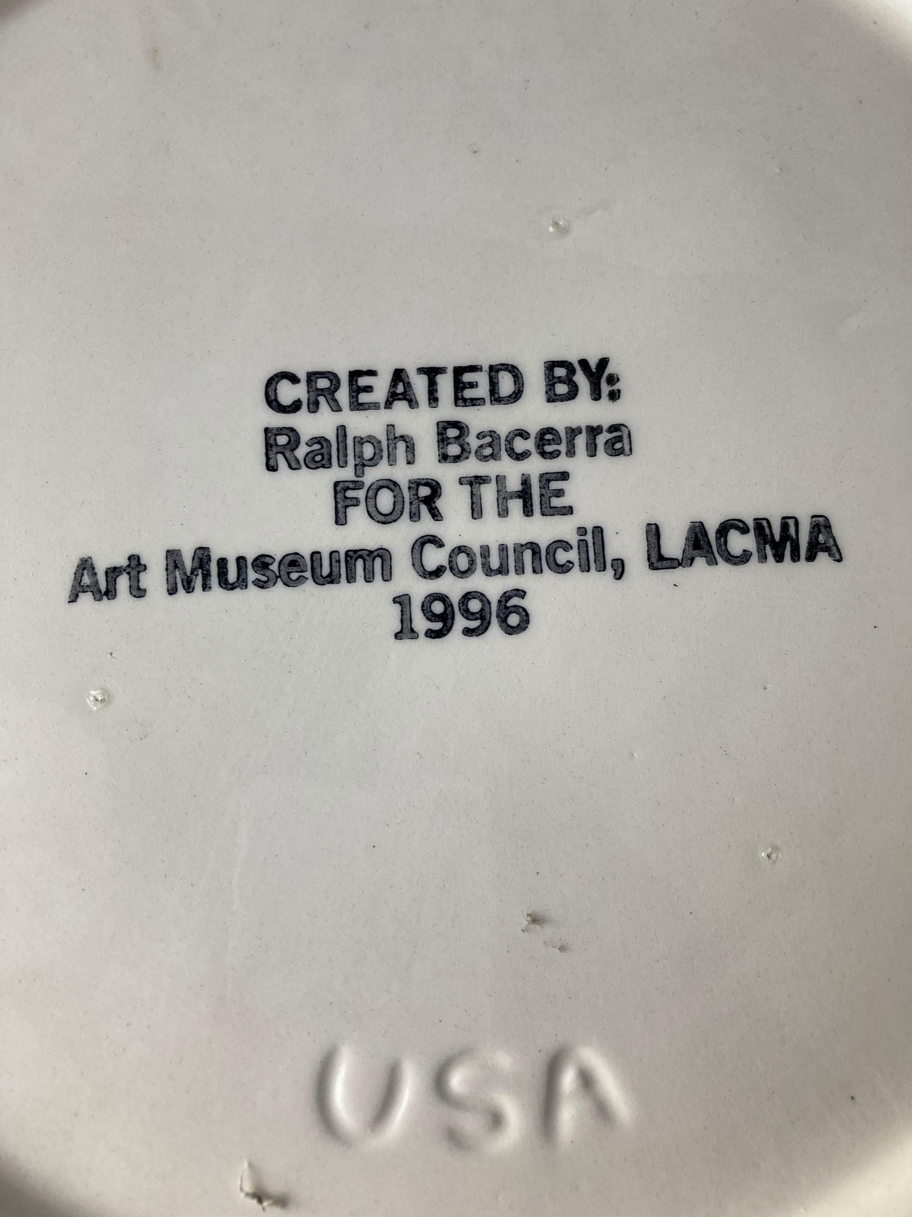 Postmoderno Caricatore/piatto grande in ceramica/terracotta di Ralph Bacerra con smalto oro, firmato in vendita