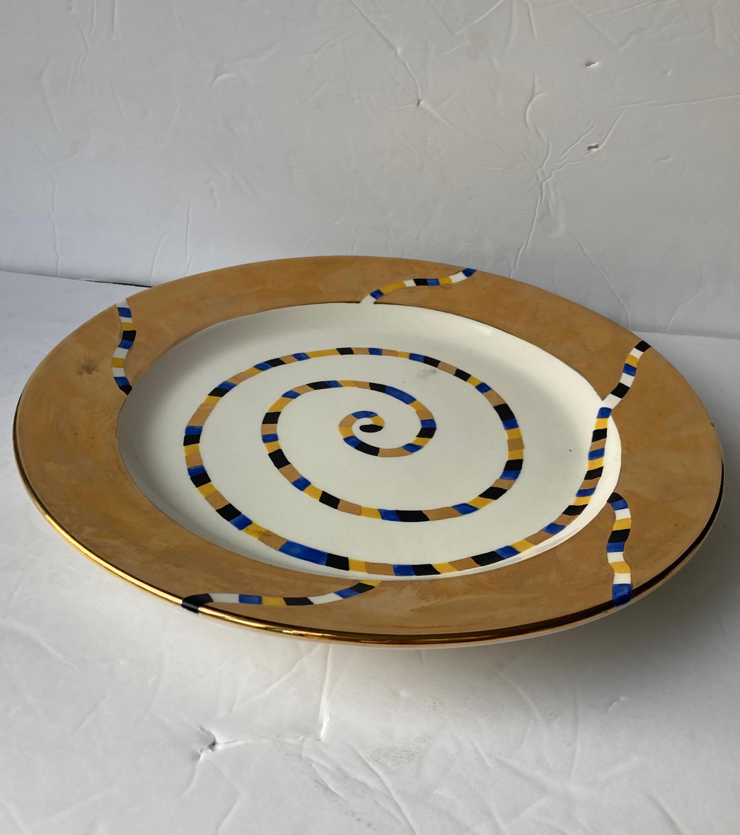 Fait main Grand chargeur/assiette en céramique/poterie Ralph Bacerra avec glaçure dorée, signé en vente