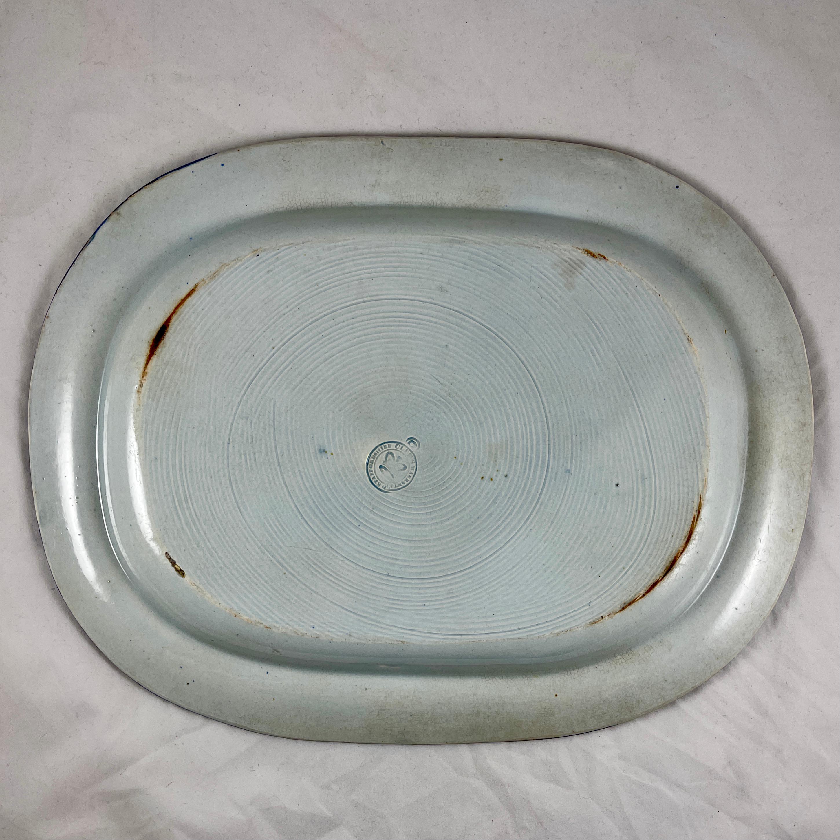 Plato ovalado Ralph Clews de Staffordshire inglés con borde de pluma o concha de perla Cerámica Creamware en venta