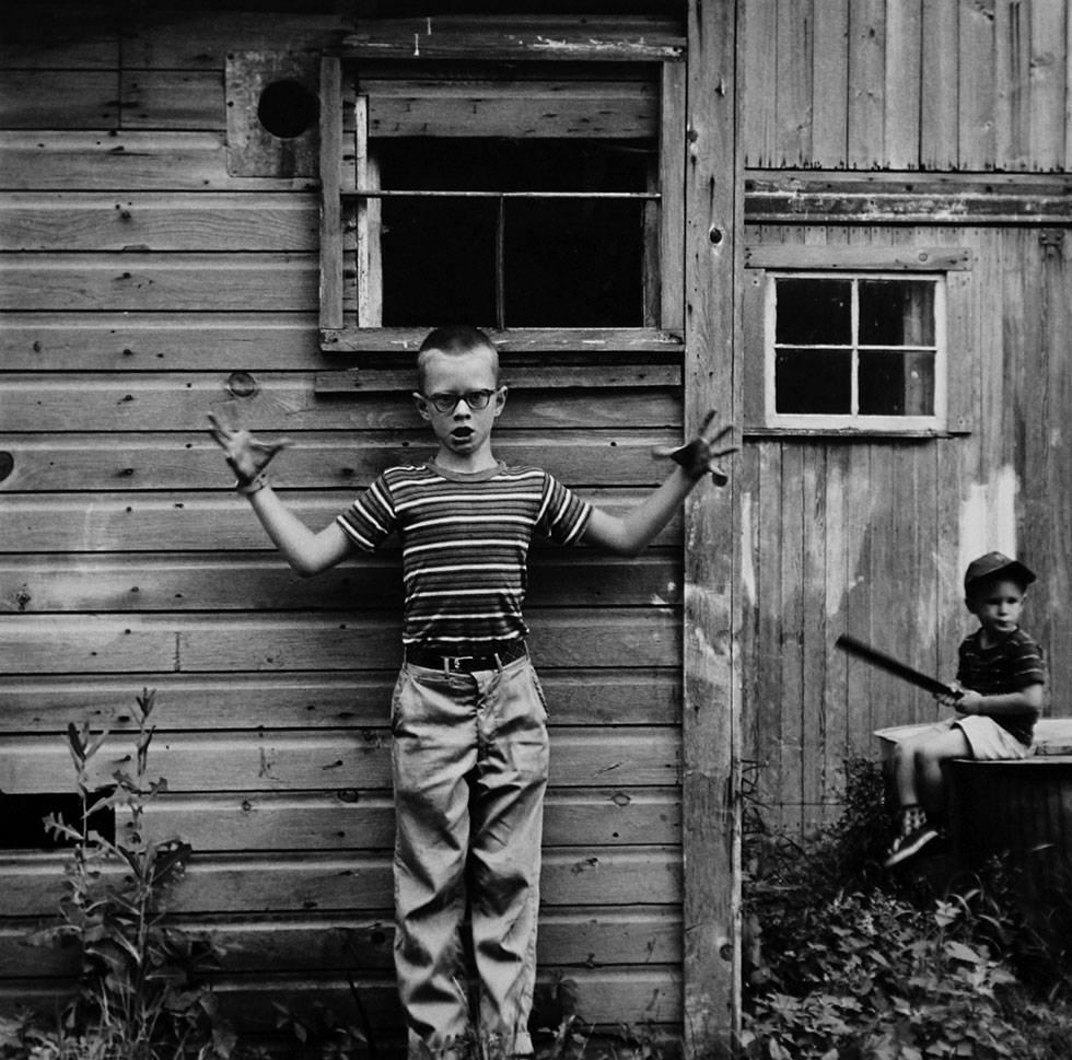 Ralph Eugene Meatyard Black and White Photograph – Untitled (Boy Making Gesture) [Michael und Christopher]