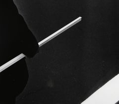 Uomo, bastone, striscia bianca, stampa alla gelatina d'argento firmata e numerata di Ralph Gibson & Gibson