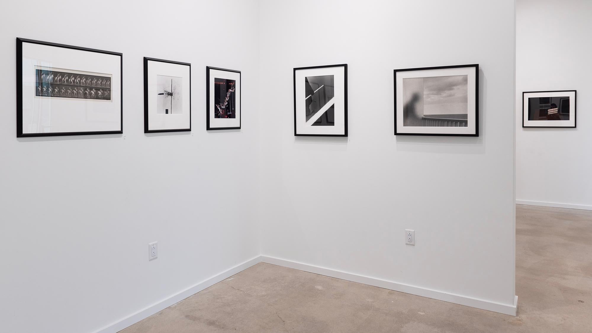 Homme, bâton, bande blanche - Photographie noir et blanc, graphique, minimal en vente 3