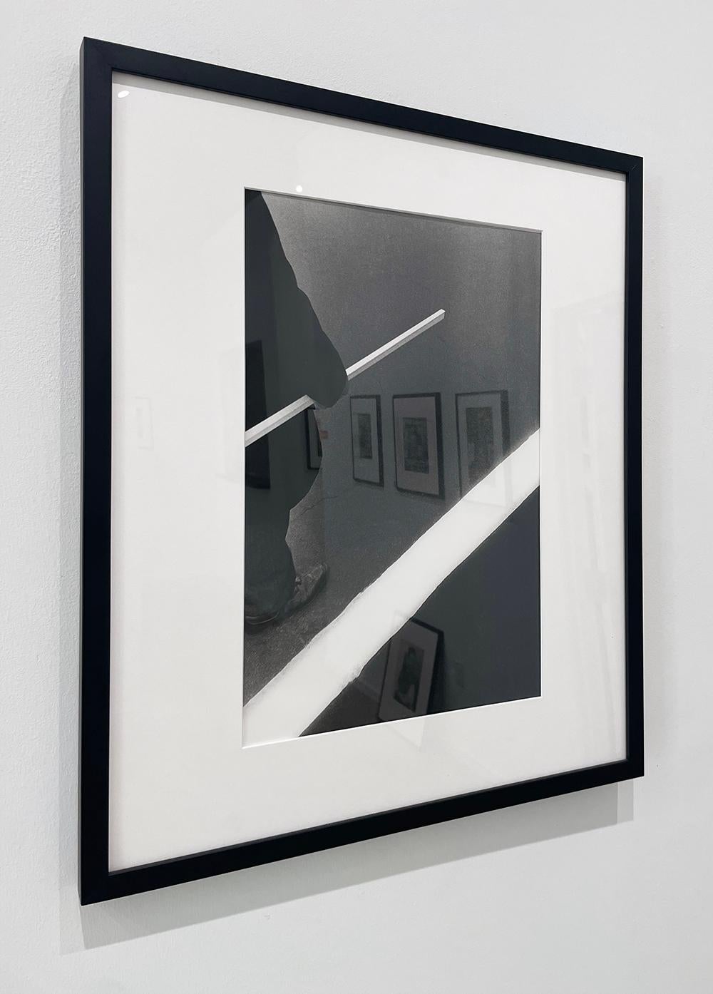Homme, bâton, bande blanche - Photographie noir et blanc, graphique, minimal en vente 1