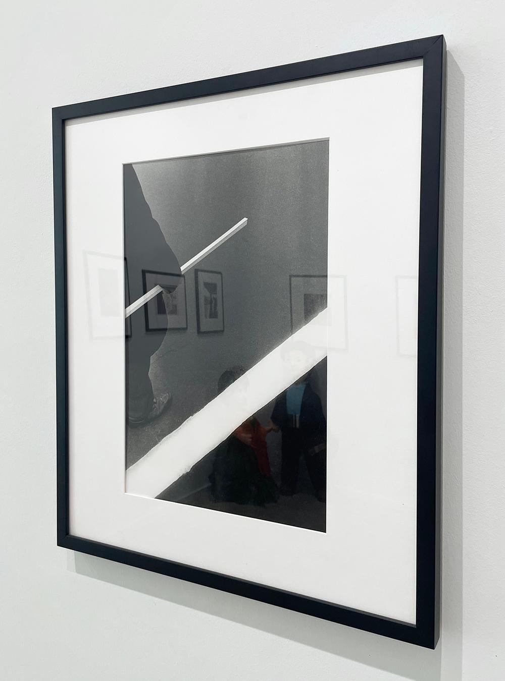 Homme, bâton, bande blanche - Photographie noir et blanc, graphique, minimal en vente 2