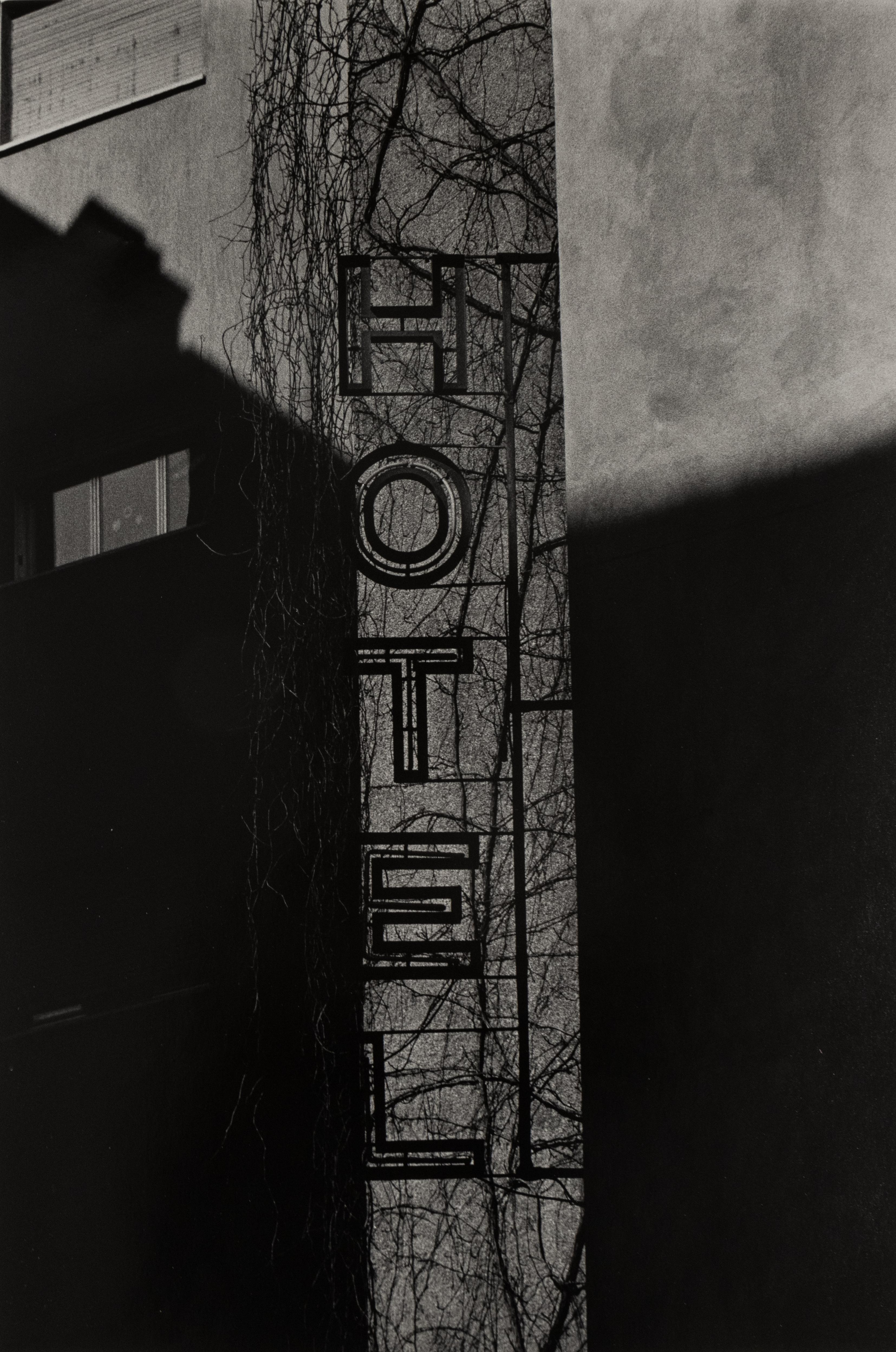 Black and White Photograph de Ralph Gibson - Sin título (de la serie "Claroscuro")