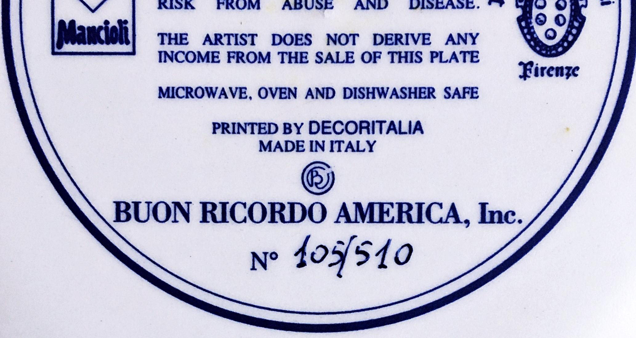 Ralph Goings
Pizza Stromboli Mezzalluna - Mezzogiorno - New York, NY, 1996
Plaque de céramique
Signature de l'artiste cuite dans la plaque au recto et au verso et numérotée 105 d'une édition de 510.
10 1/5 pouces de diamètre par 1/4 de pouce de