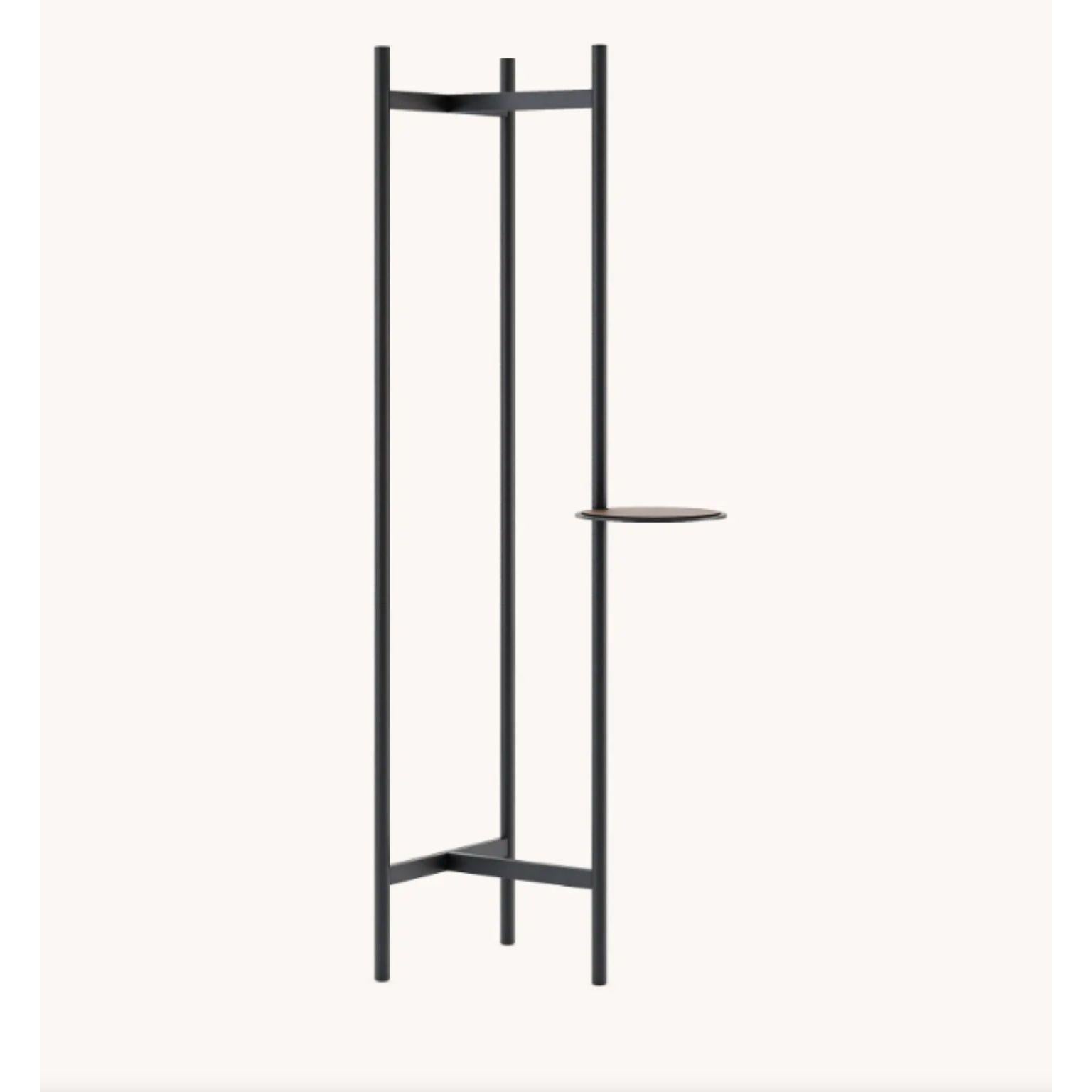 Ralph hanger by Domkapa
Dimensions: W 37.5 x D 34 x H 150 cm.
Materials: Black texturized steel, natural leather (Albany Terra).
Also available in different materials.

Distinguished by its three tall vertical tubes, Ralph is a minimalistic