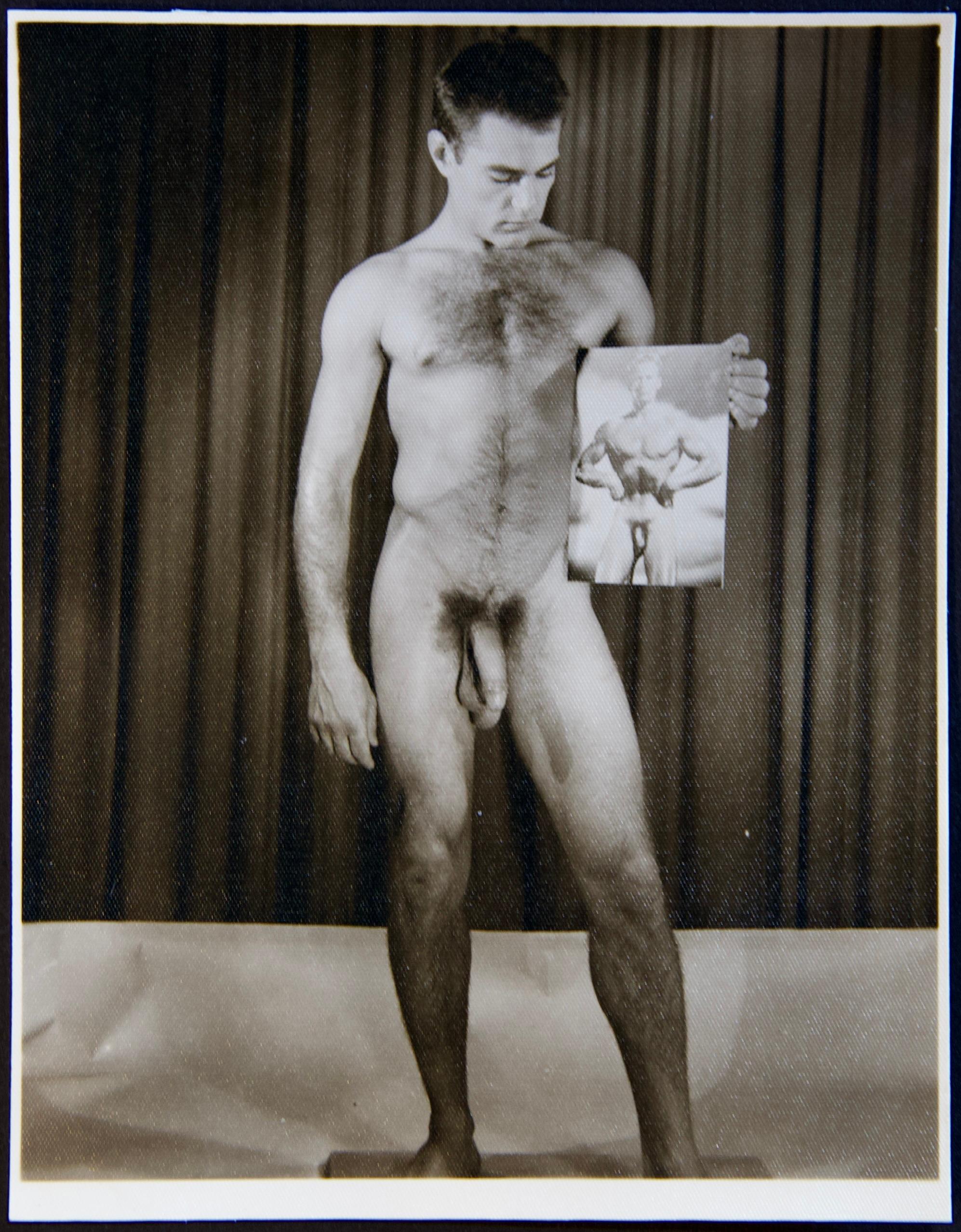 Original Vintage Rare début des années 1950 série de 11 photographies gélatino-argentiques par le photographe de physique RALPH KELLY du modèle BOB CUTLASS. Les photographies sont des tirages originaux des années 1950 sur papier photographique épais