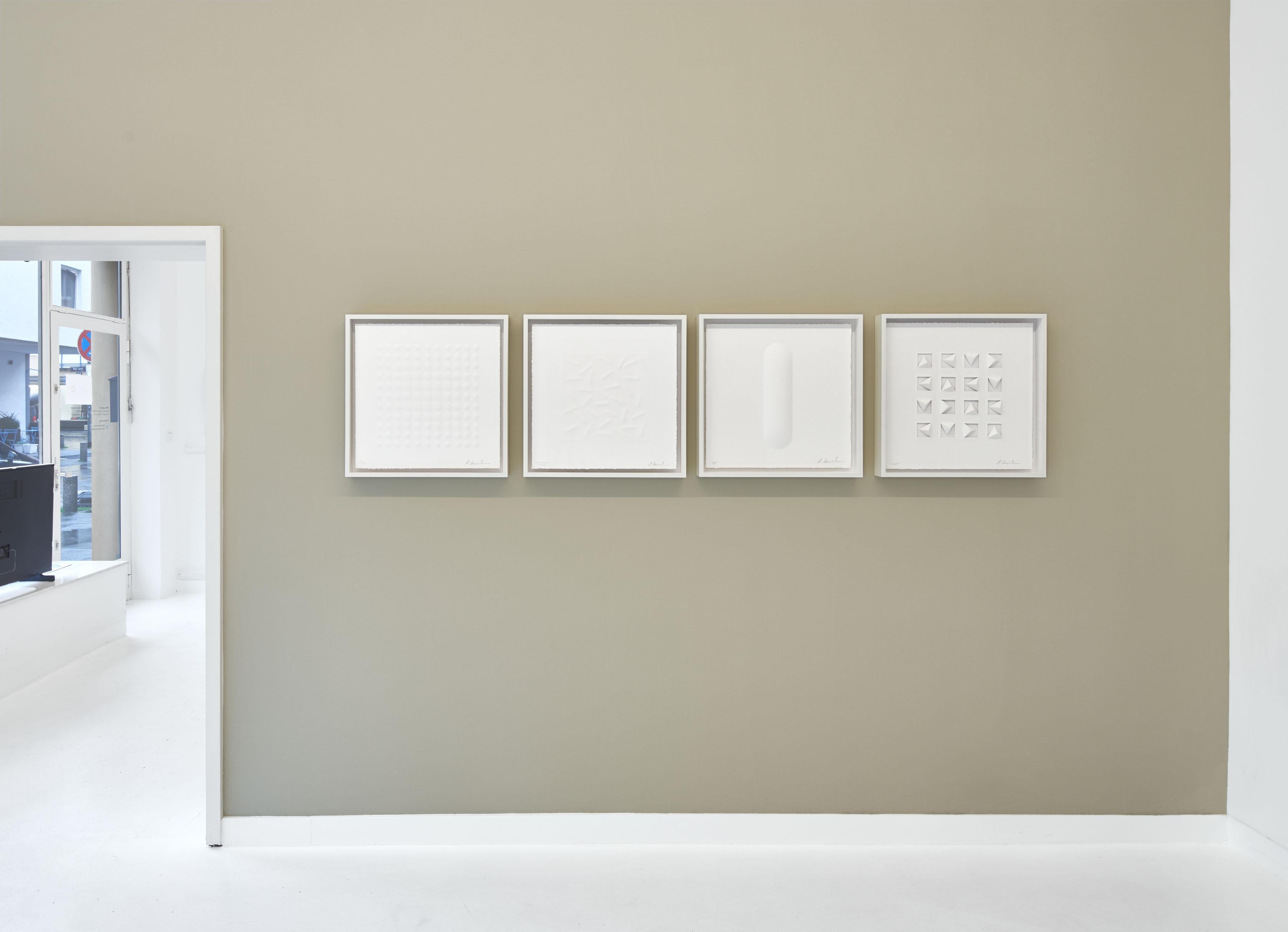 Peinture d'art minimale blanche sur papier de Ralph Kerstner : poussière de Pythago en vente 2