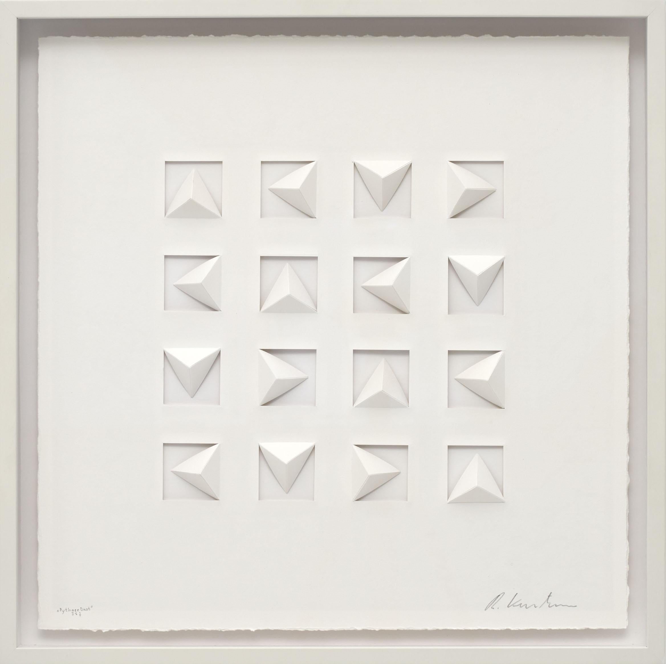 Ralph Kerstner est fasciné par ce qui semble impossible - ses œuvres courbes sur papier ne montrent aucune trace de travail et étonnent le spectateur par leur exécution parfaite. La clarté de ses œuvres, avec leurs éléments géométriques, se retrouve