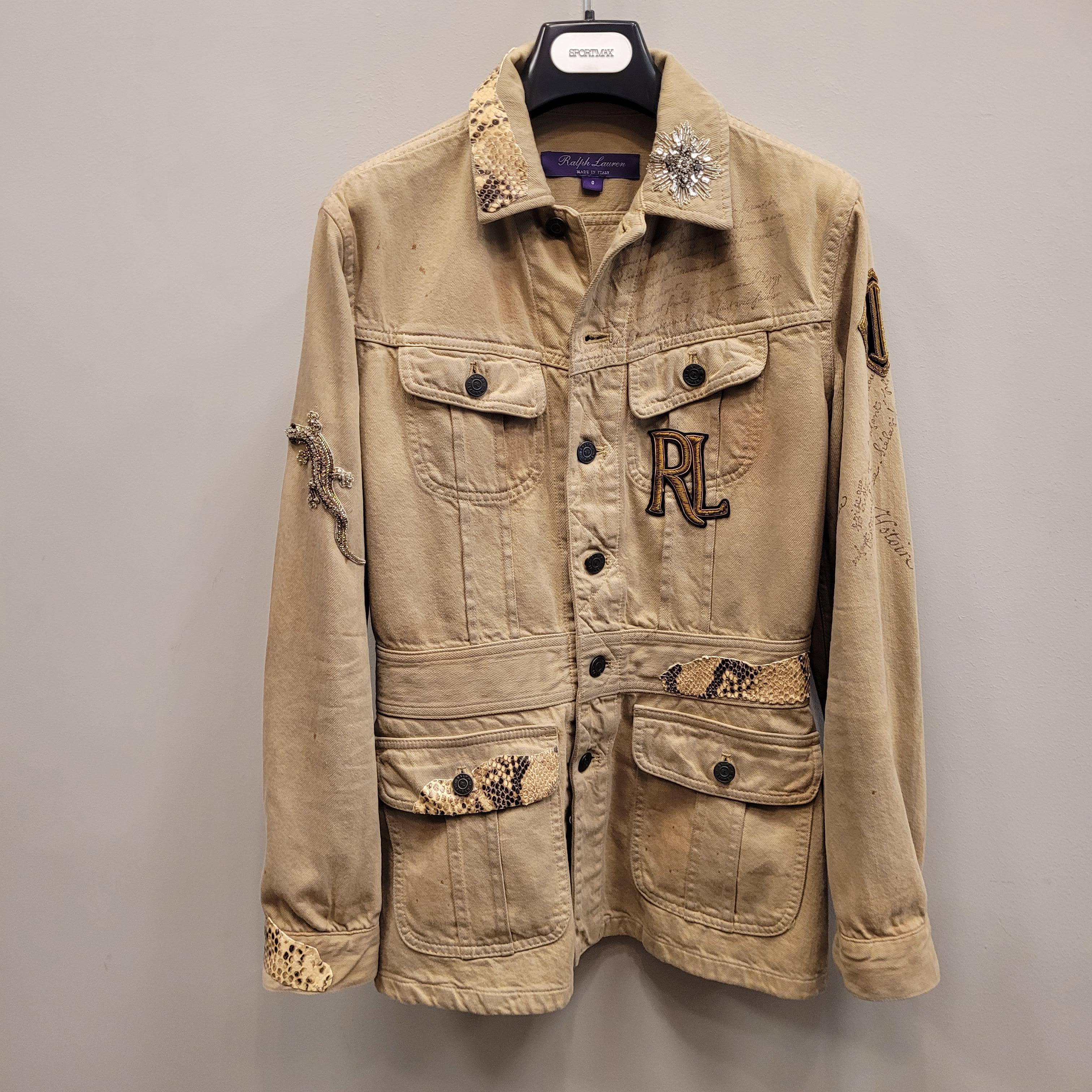 Outstanding and beautiful  safari jacket from the RALPH LAUREN collection, in a light khaki or sand color, with rhinestone inserts, pieces of imitation crocodile skin,
a beautiful salamander embroidered on one arm.
It is a unique, timeless piece, a