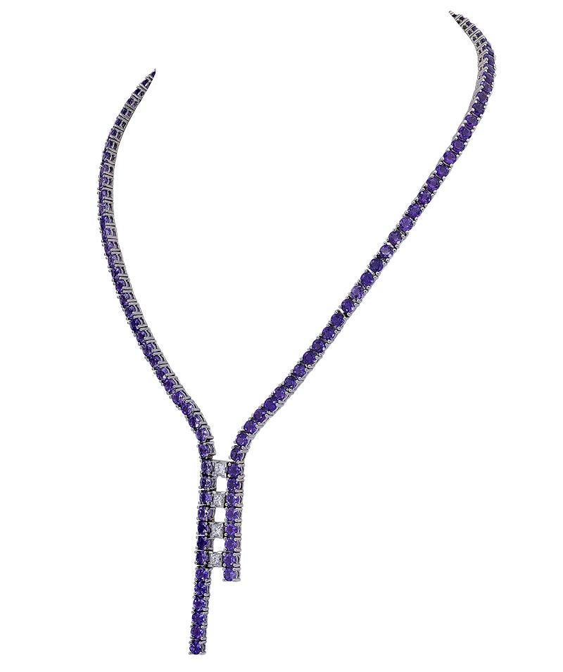 Eine verführerische Halskette im Lariat-Stil, die  117 runde Amethyststeine mit einem Gewicht von ca. 30 Karat. 
In der Mitte befinden sich 4 runde Diamanten mit einem Gewicht von etwa 0,50 Karat. 

gefasst in 18K Gold, signiert Ralph Lauren