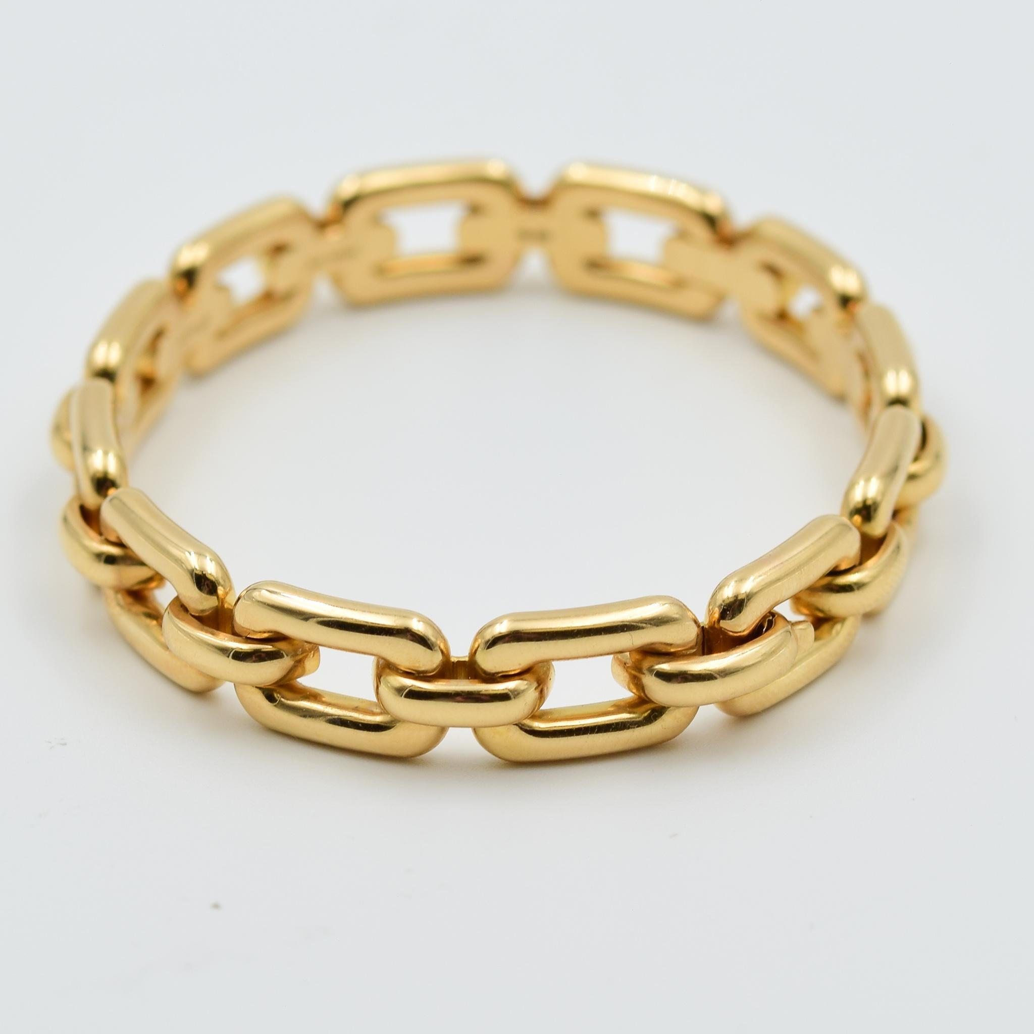 This Ralph Lauren Chunky Chain Link Bangle bracelet is a very fashionable design which can be worn independently or stacked with other stylish bracelets.  This is a bangle style with a hinge clasp which opens to easily fit to the wrist.  The oval