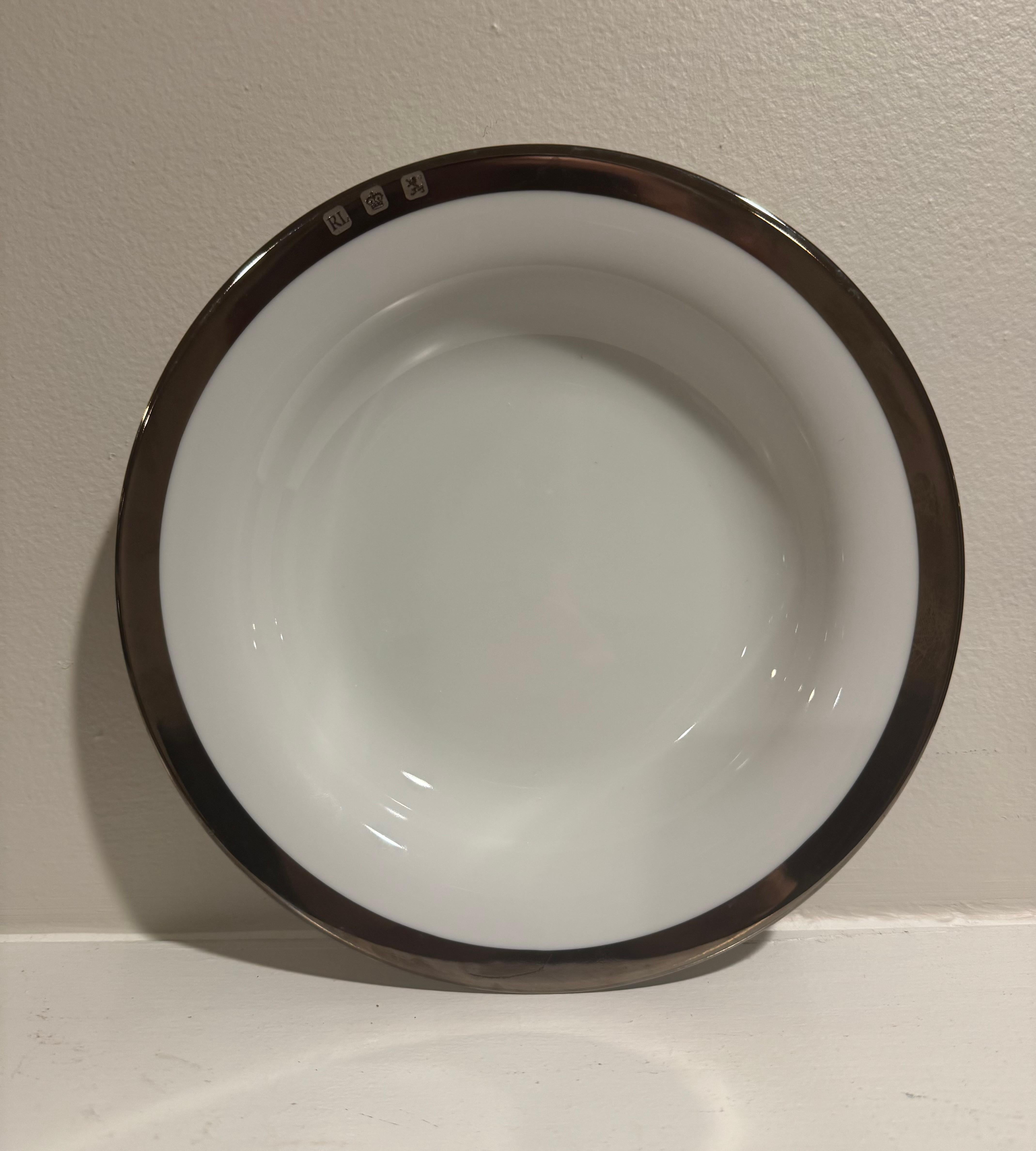 Un ensemble de 8 (huit) bols à soupe /pasta à rebord dans le motif Academy Platinum de la collection Ralph Lauren Home. 

Porcelaine d'os. Signé. Importé, période de production 1995-2002.

Whiting présente une bordure platine/silvertone sur fond