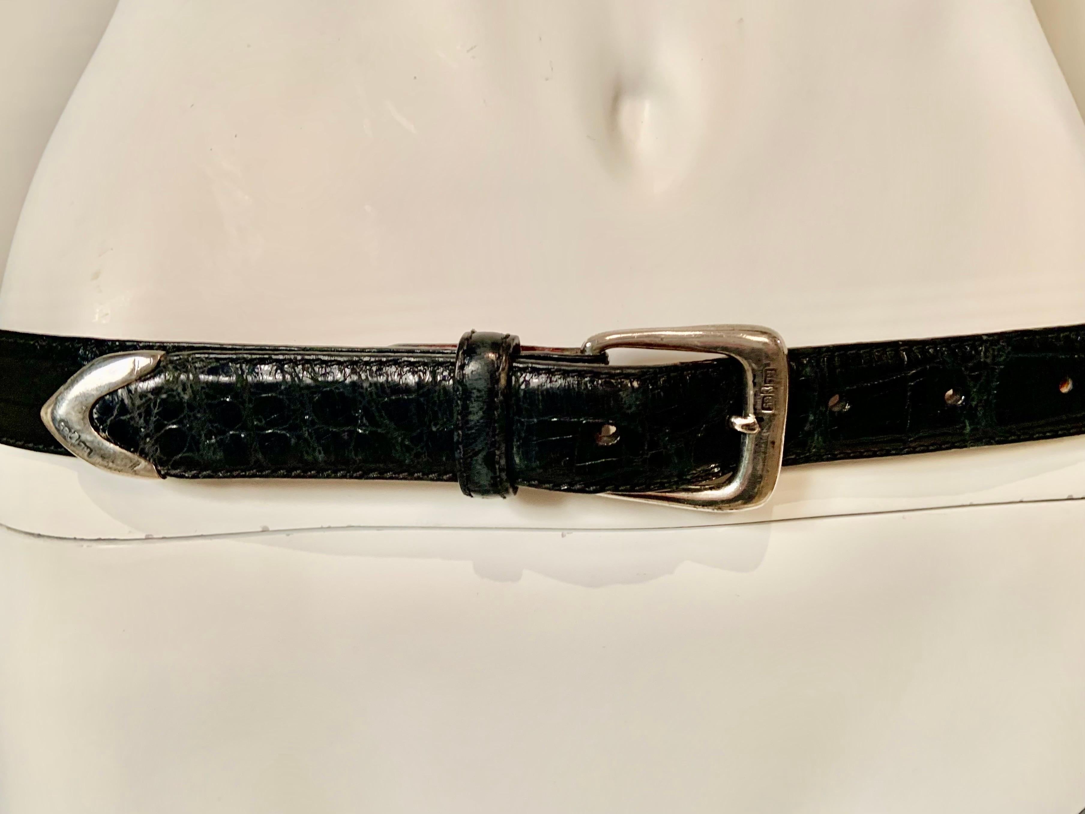 Este cinturón Ralph Lauren American Alligator data de la década de 1980.  Tiene hebilla y punta de plata de ley. Ambos llevan los sellos RL y 85, con un sello intermedio.  El cinturón es Made in Italy y lleva la marca Polo Ralph Lauren.  Está en muy