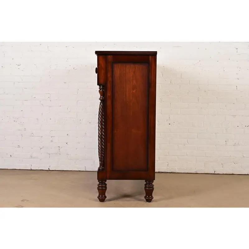 Commode haute en acajou sculpté Ralph Lauren American Empire en vente 6
