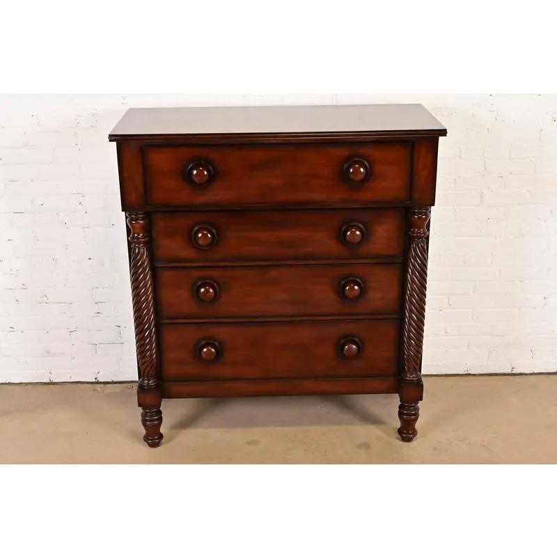 Empire américain Commode haute en acajou sculpté Ralph Lauren American Empire en vente