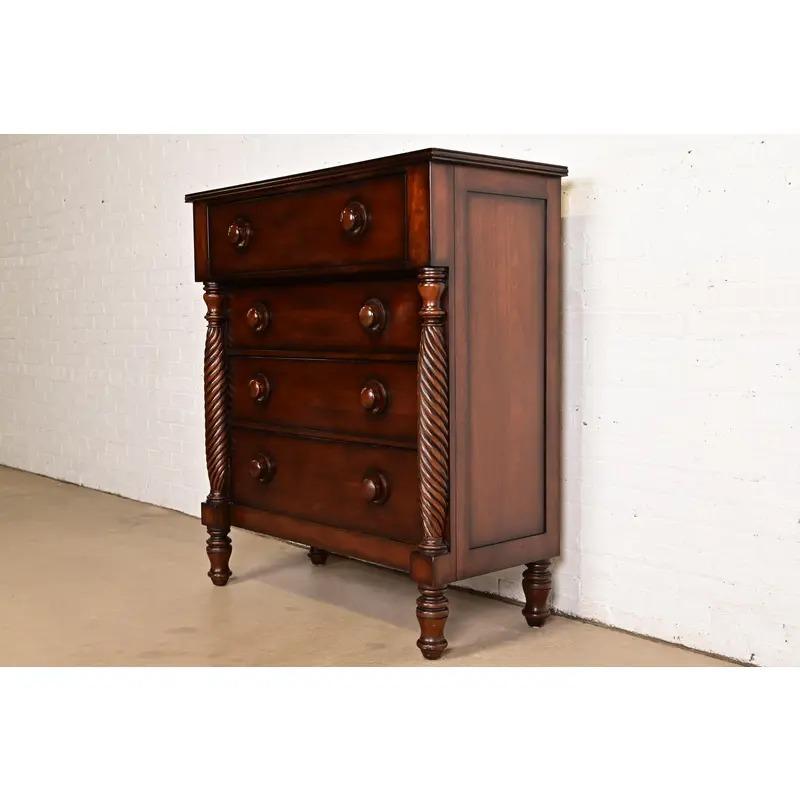 Colombien Commode haute en acajou sculpté Ralph Lauren American Empire en vente