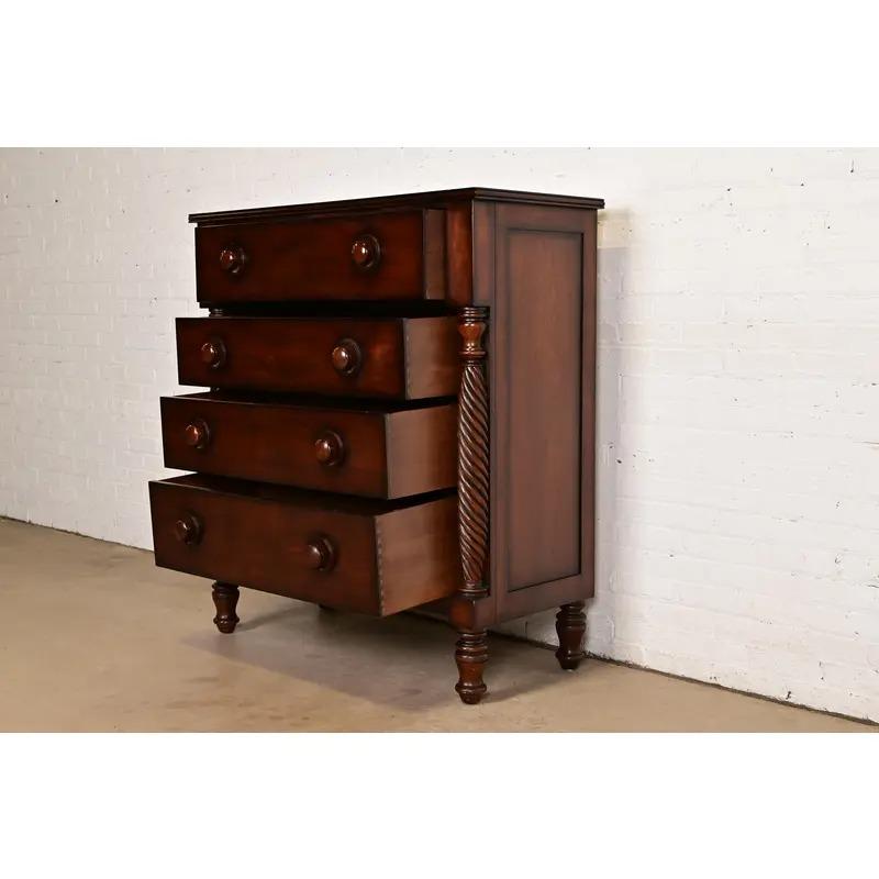 Acajou Commode haute en acajou sculpté Ralph Lauren American Empire en vente